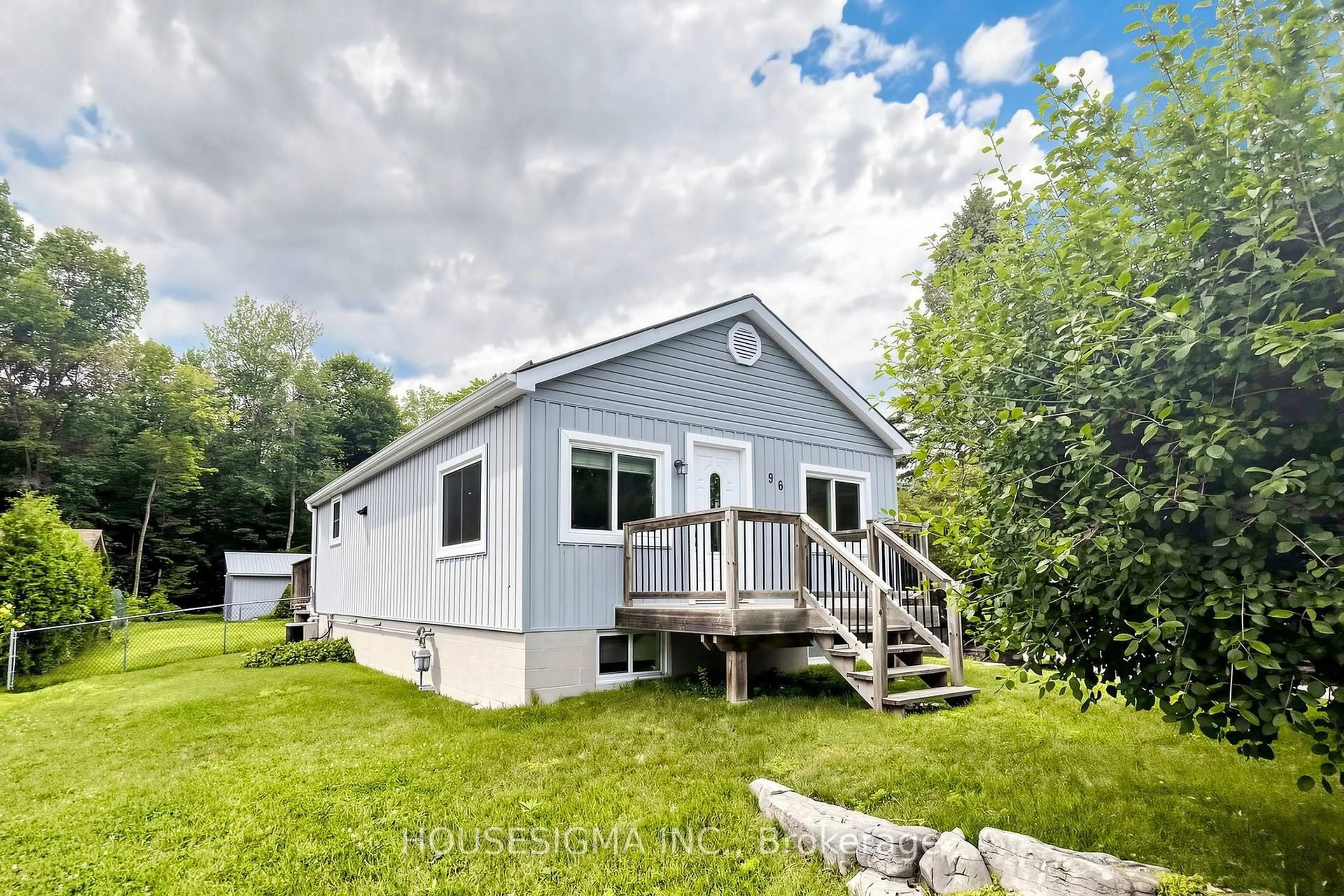 Home with vinyl exterior material, unknown for 96 Oak Ave, East Gwillimbury Ontario L4N 1A3