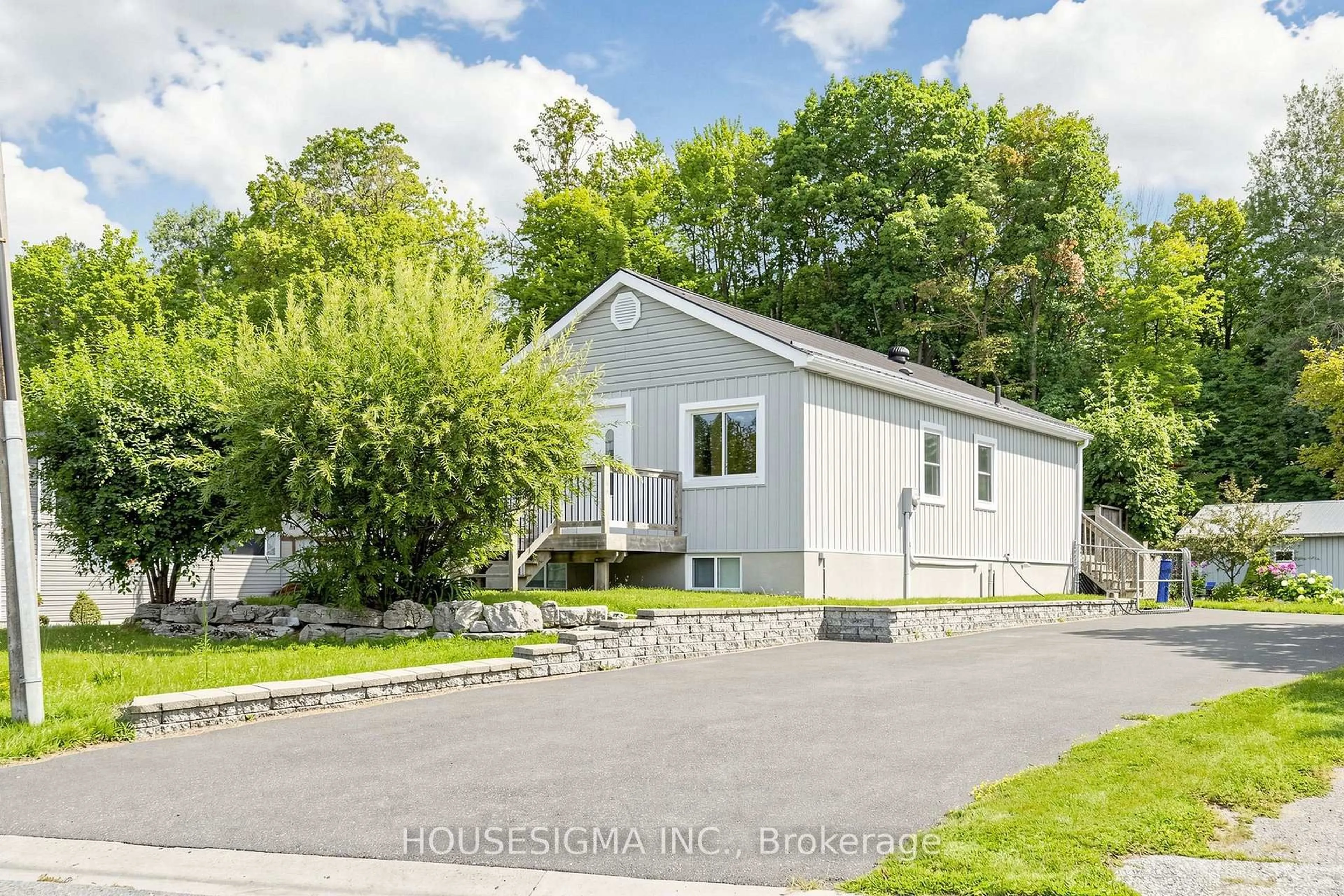 Home with vinyl exterior material, street for 96 Oak Ave, East Gwillimbury Ontario L4N 1A3