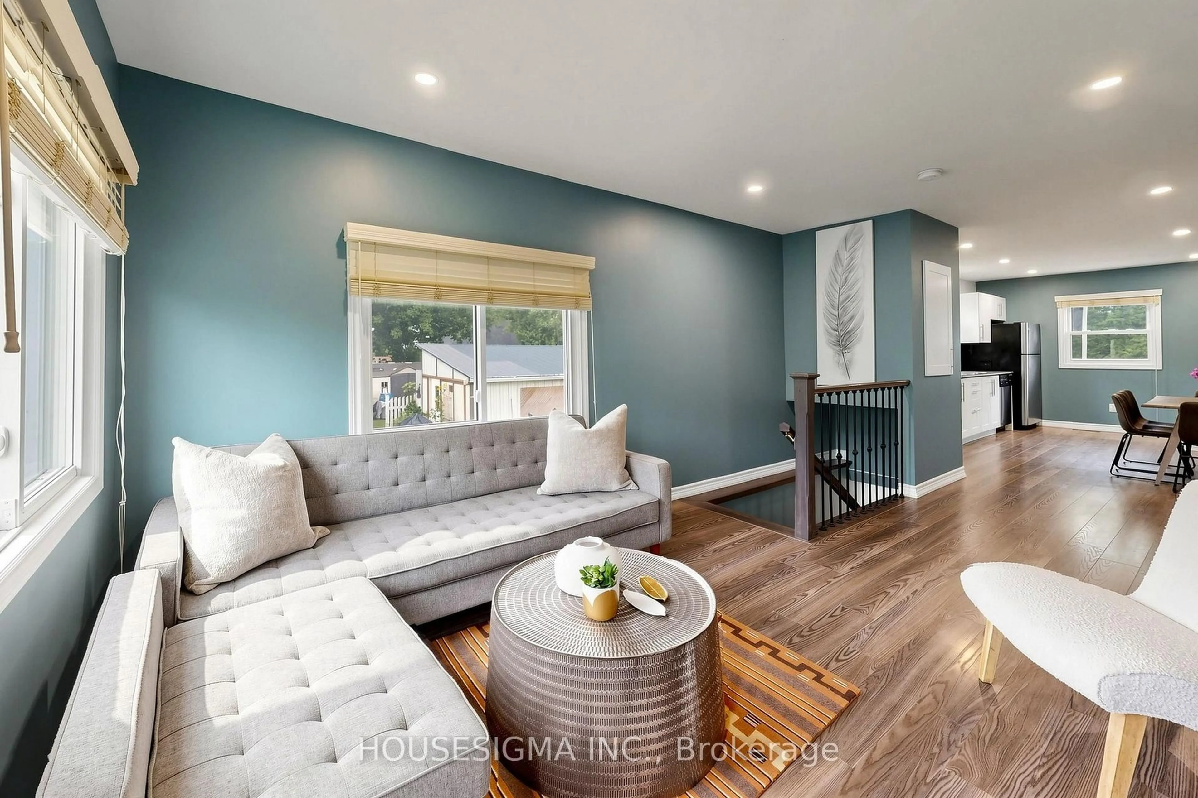 Living room with furniture, wood/laminate floor for 96 Oak Ave, East Gwillimbury Ontario L4N 1A3