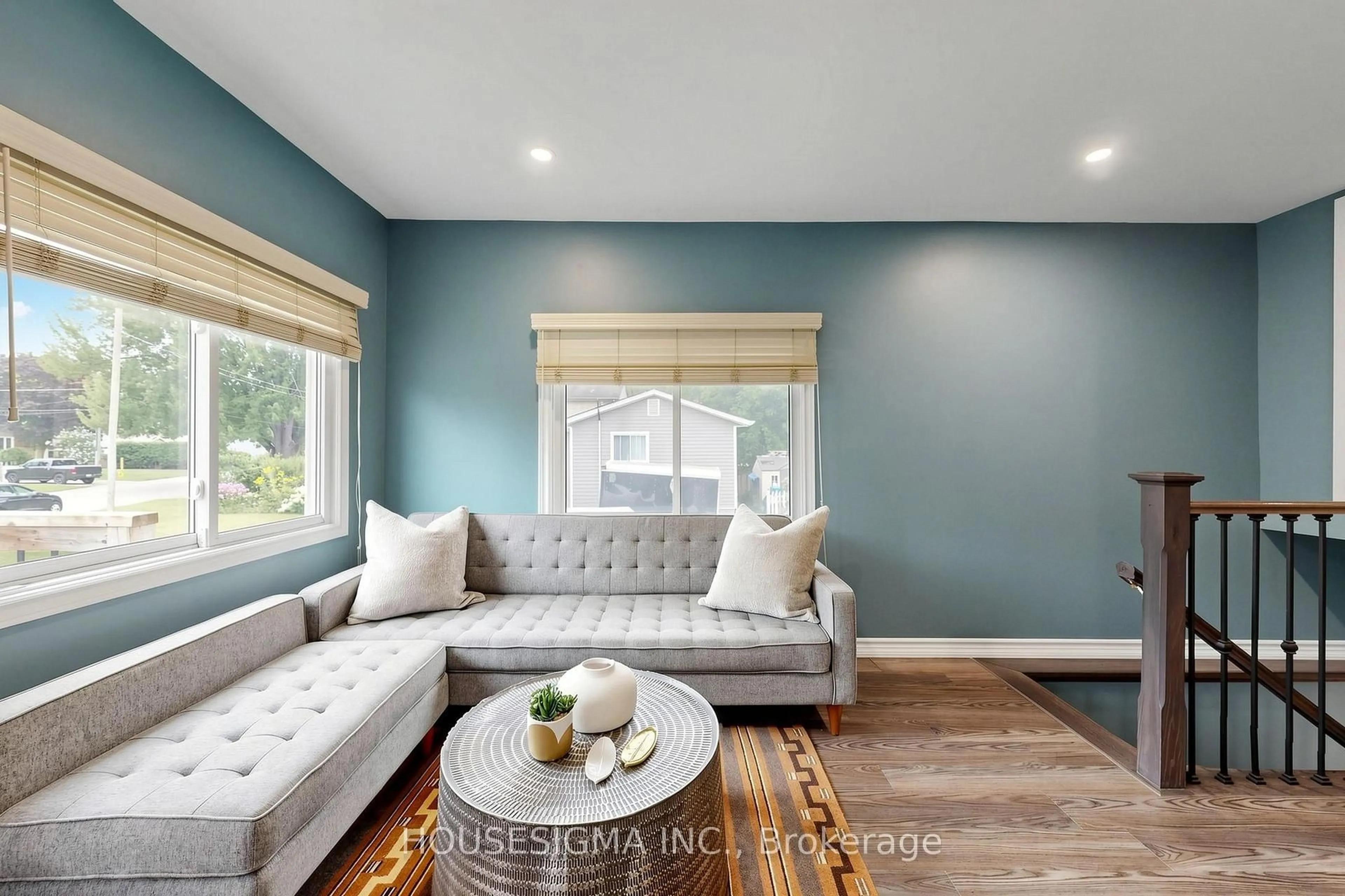 Living room with furniture, unknown for 96 Oak Ave, East Gwillimbury Ontario L4N 1A3