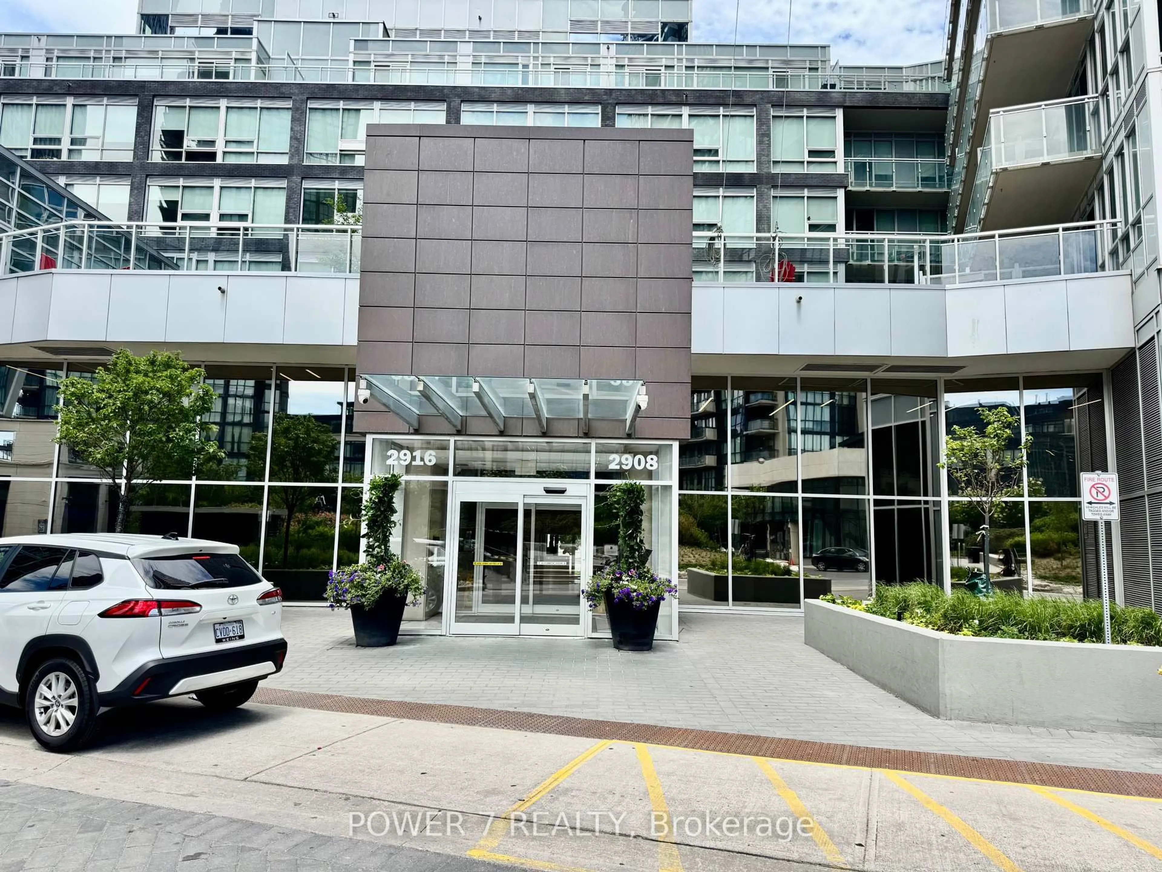 Indoor foyer for 2908 Highway 7 Rd #319, Vaughan Ontario L4K 0K5