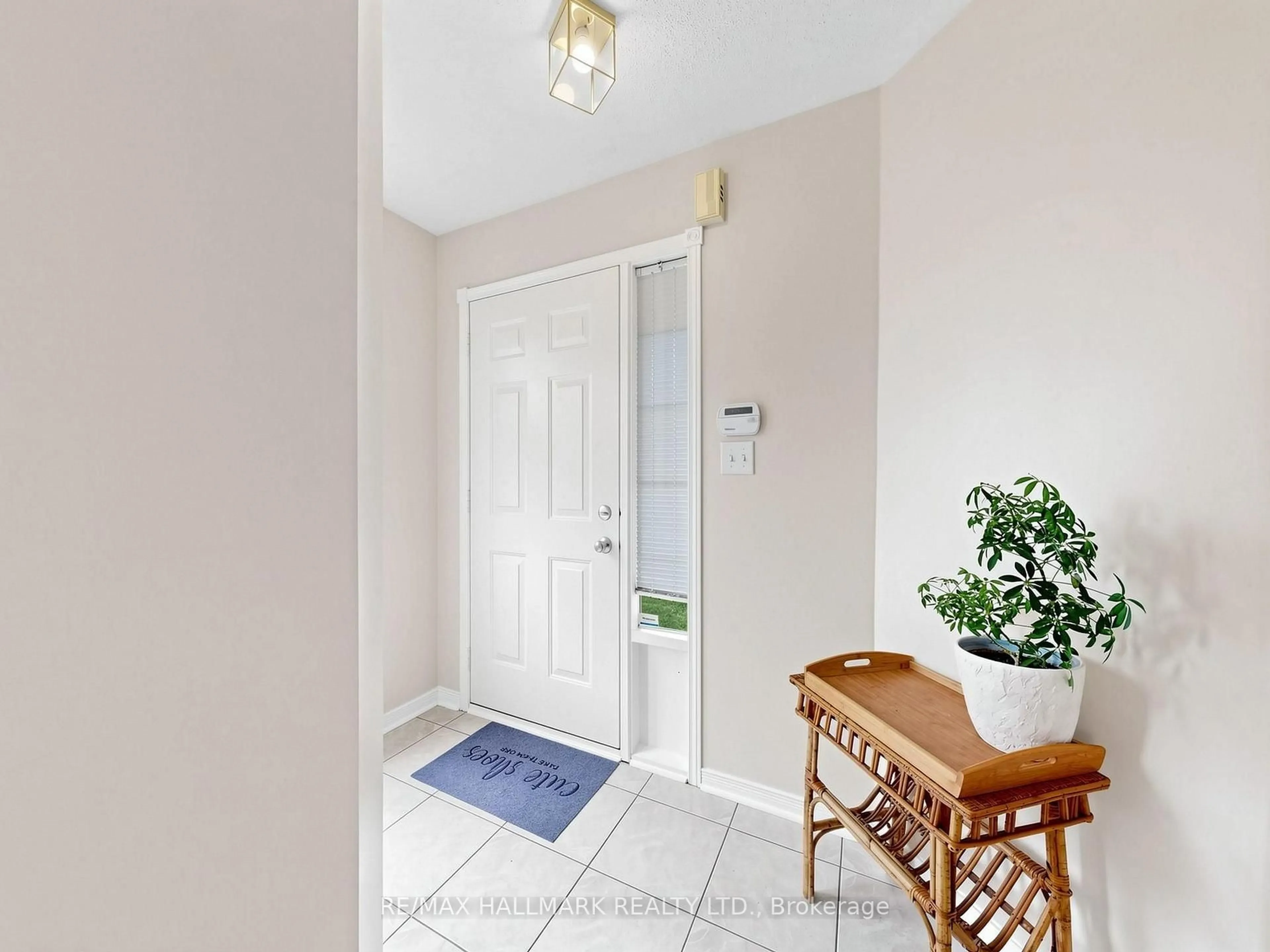 Indoor entryway for 44 Crittenden Dr, Georgina Ontario L4P 4E4