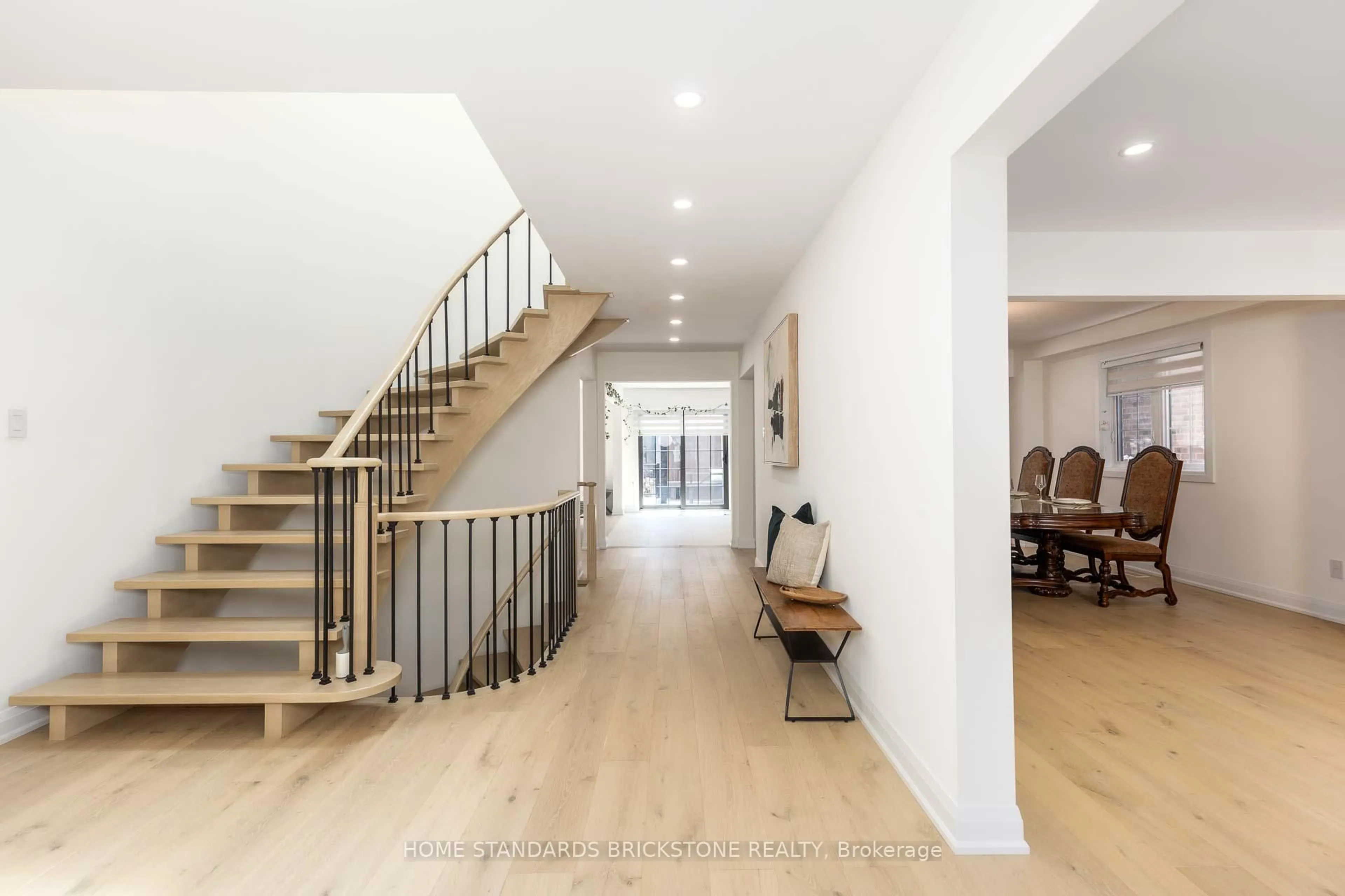 Indoor foyer for 139 Pinewood Dr, Vaughan Ontario L4J 5P7