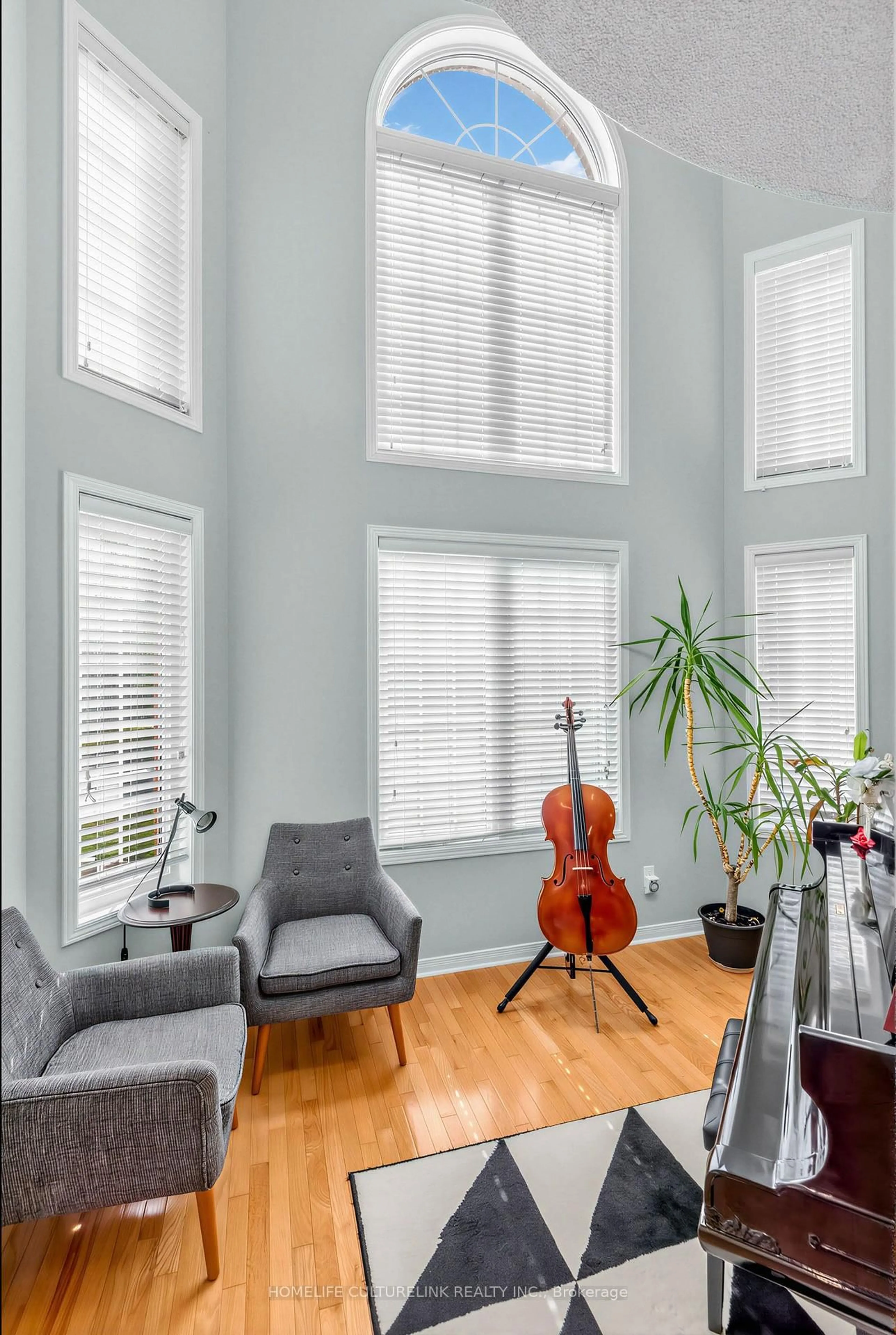 Living room with furniture, wood/laminate floor for 93 Greenwood Rd, Whitchurch-Stouffville Ontario L4A 0N8