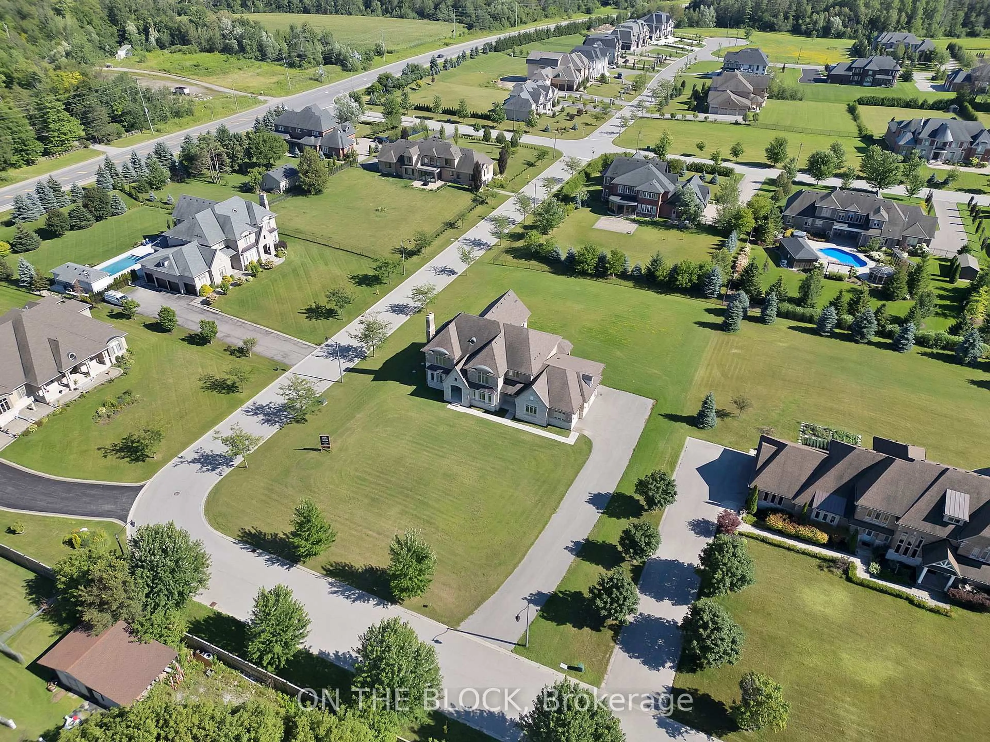 A pic from outside/outdoor area/front of a property/back of a property/a pic from drone, street for 24 Whitewood Dr, Whitchurch-Stouffville Ontario L4A 1R9