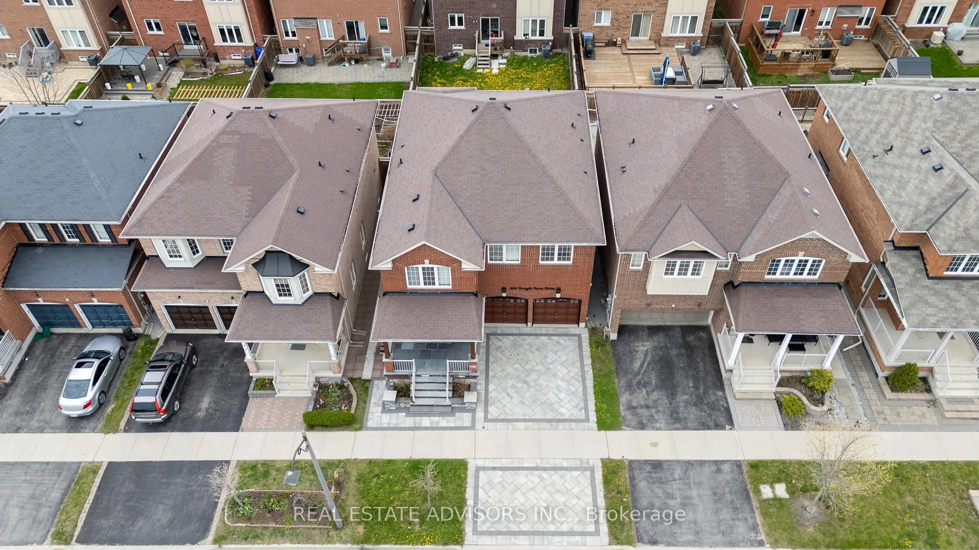 A pic from outside/outdoor area/front of a property/back of a property/a pic from drone, street for 556 Forsyth Farm Dr, Whitchurch-Stouffville Ontario L4A 0N3