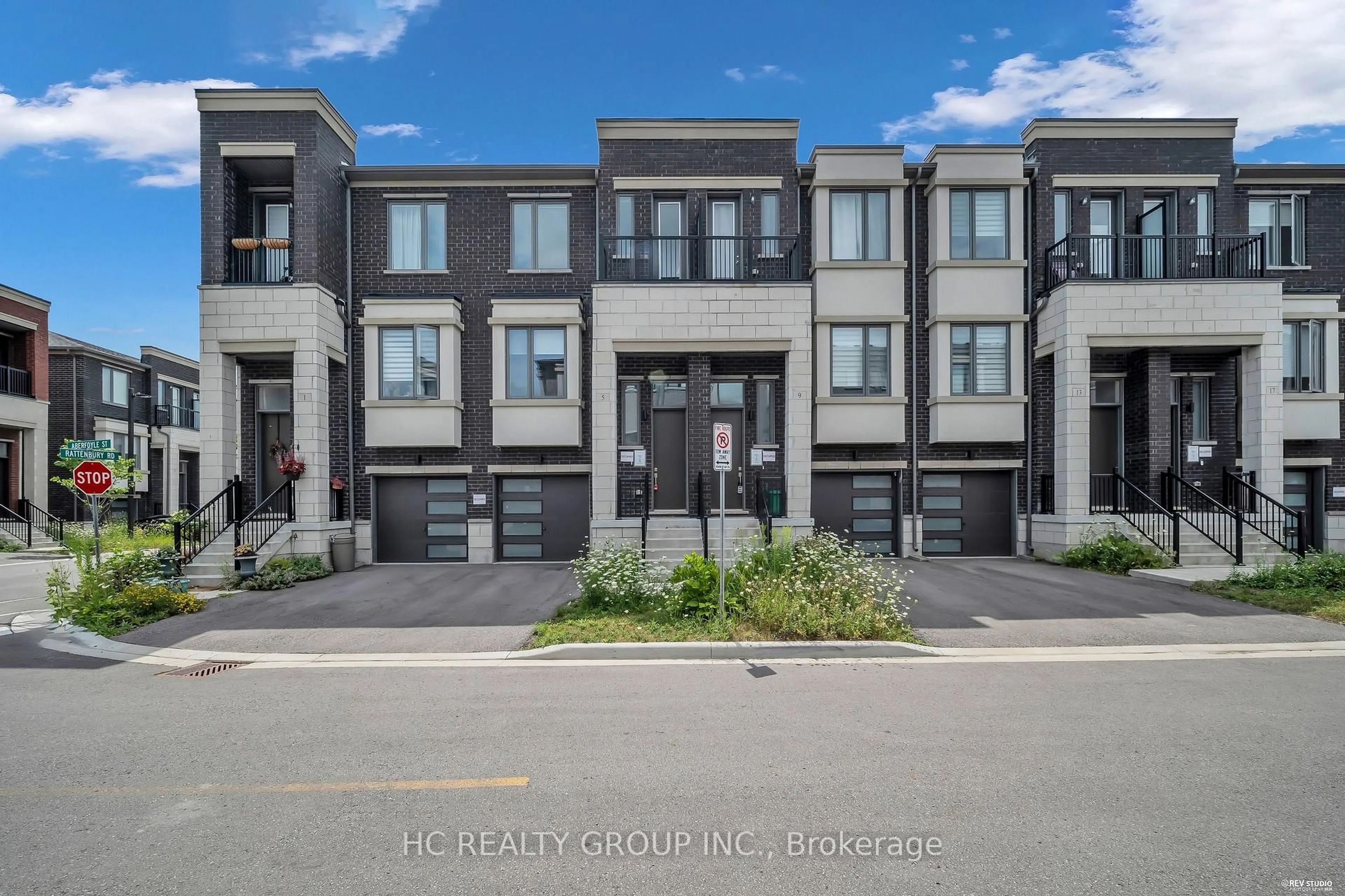 A pic from outside/outdoor area/front of a property/back of a property/a pic from drone, street for 5 Aberfoyle St, Vaughan Ontario L6A 5C5