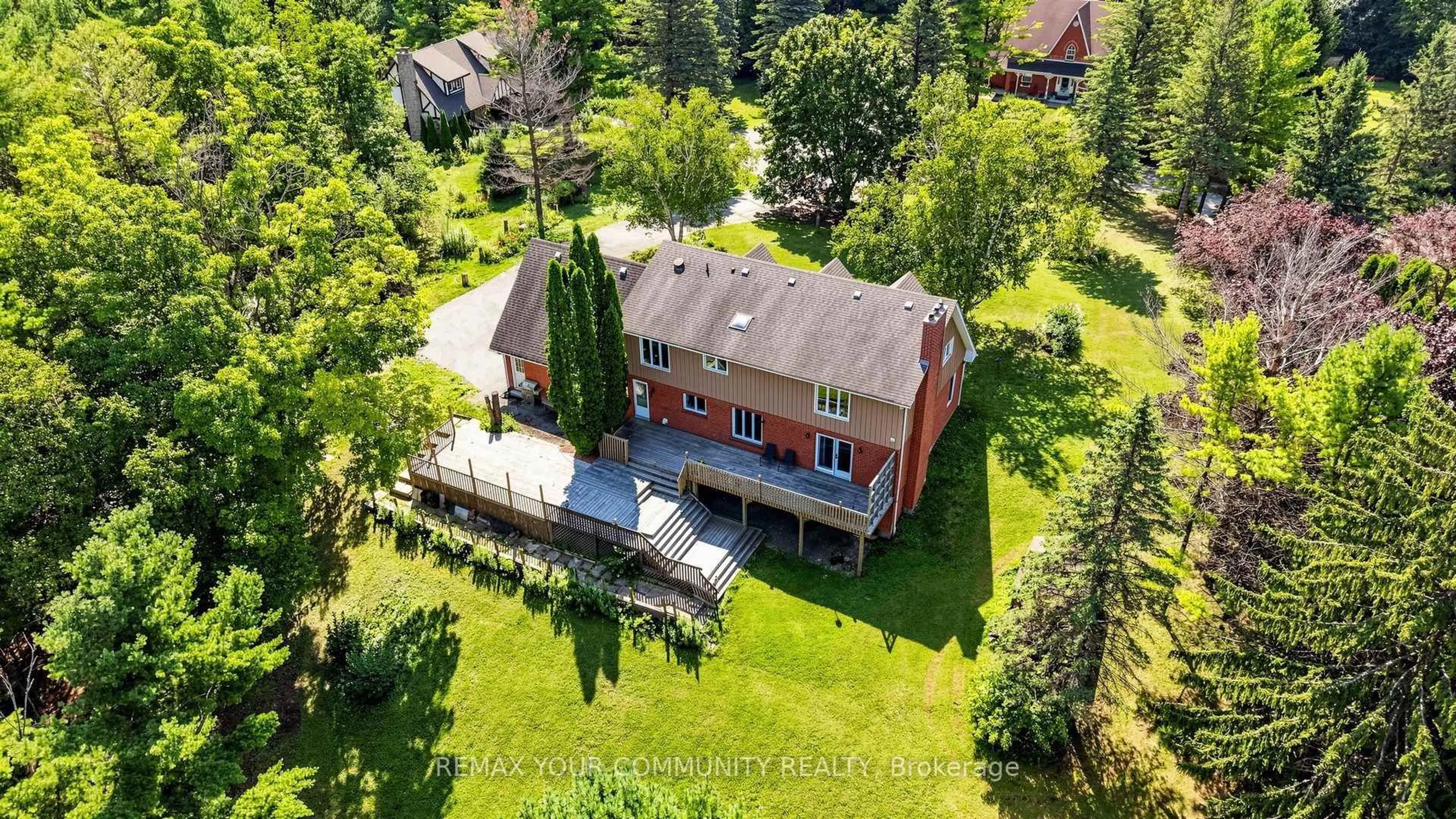 A pic from outside/outdoor area/front of a property/back of a property/a pic from drone, unknown for 243 Ridge Rd, Aurora Ontario L4G 0M3