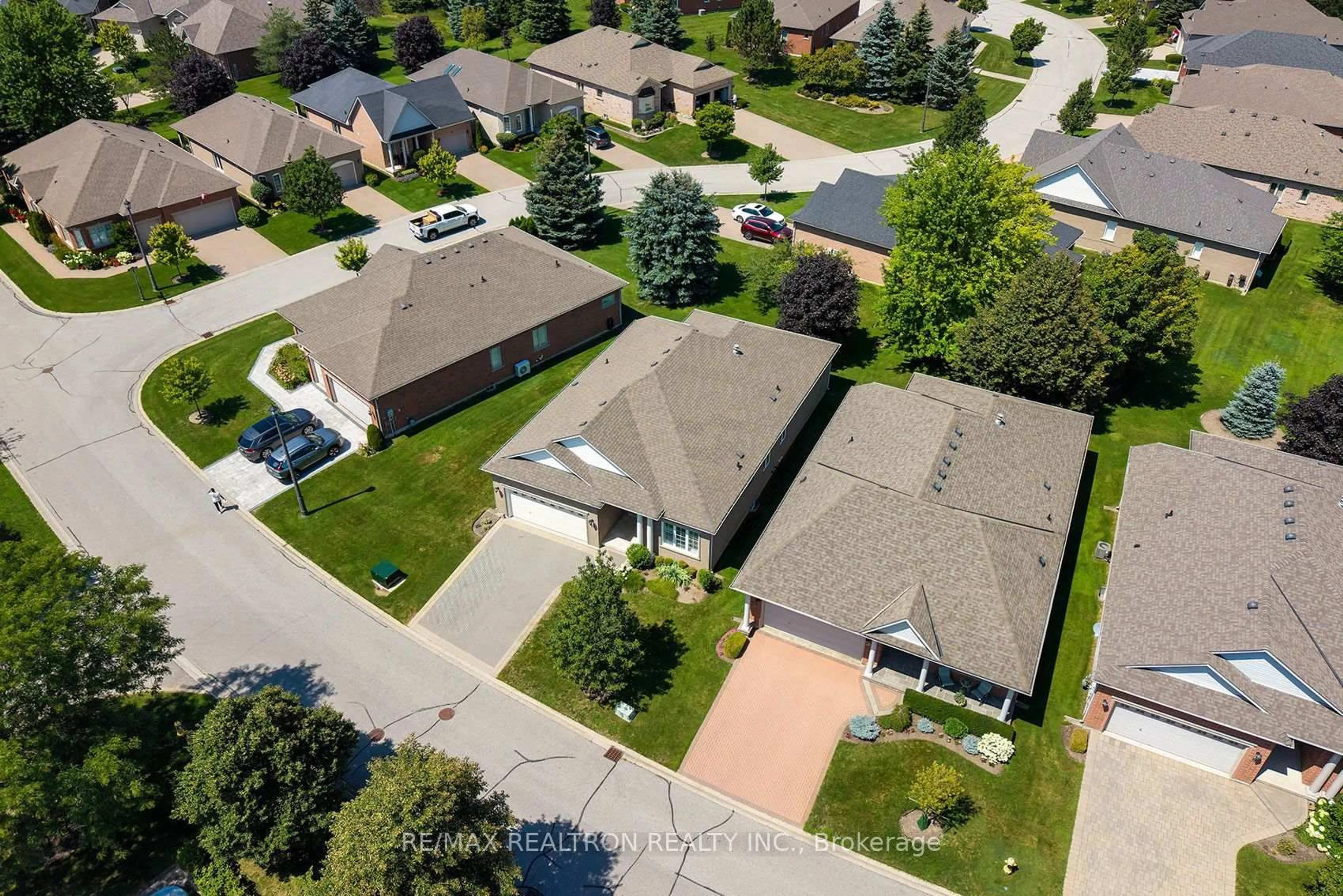A pic from outside/outdoor area/front of a property/back of a property/a pic from drone, street for 14 Hagen Hollow, Whitchurch-Stouffville Ontario L4A 1N3