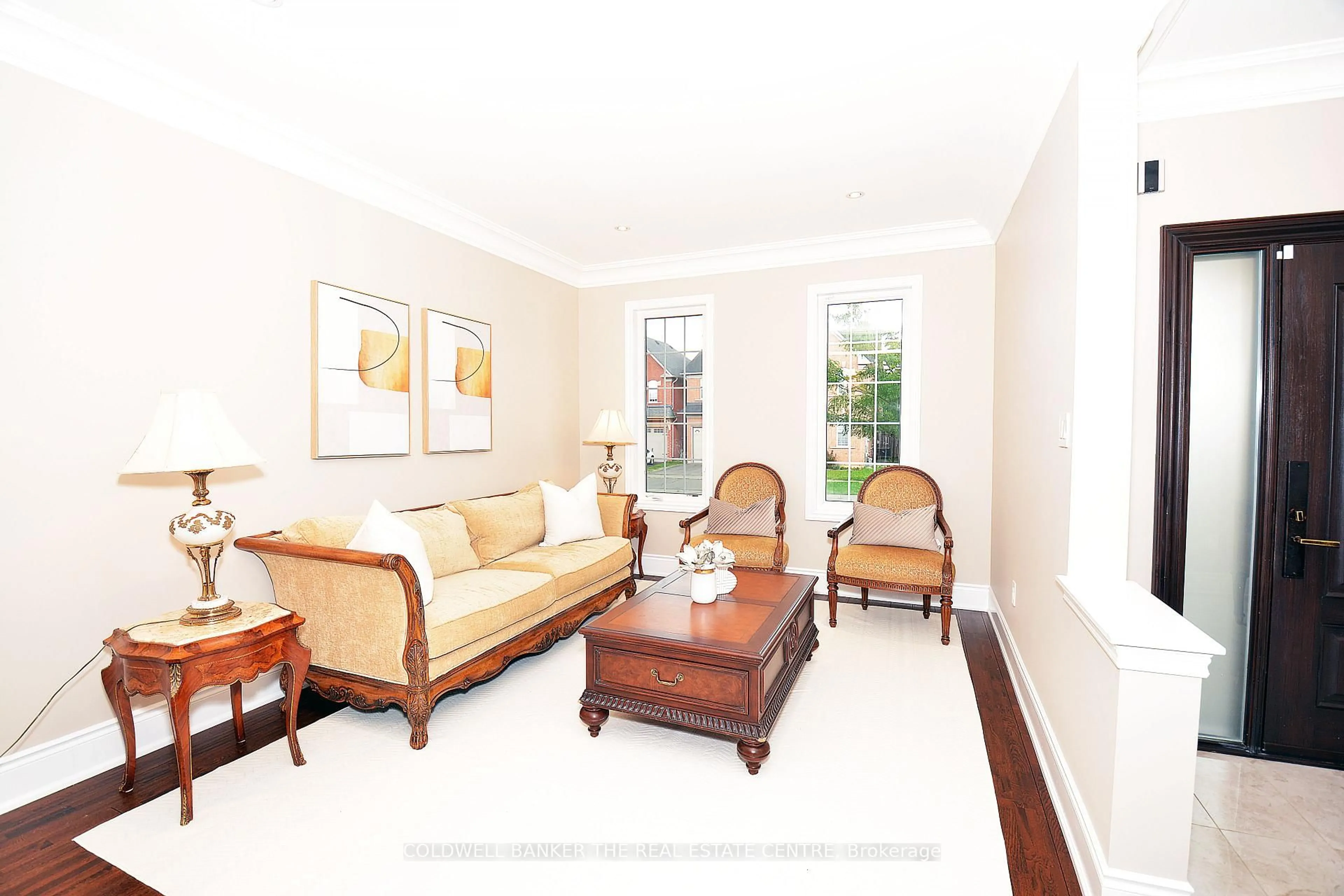 Living room with furniture, unknown for 304 Tower Hill Rd, Richmond Hill Ontario L4E 0A7