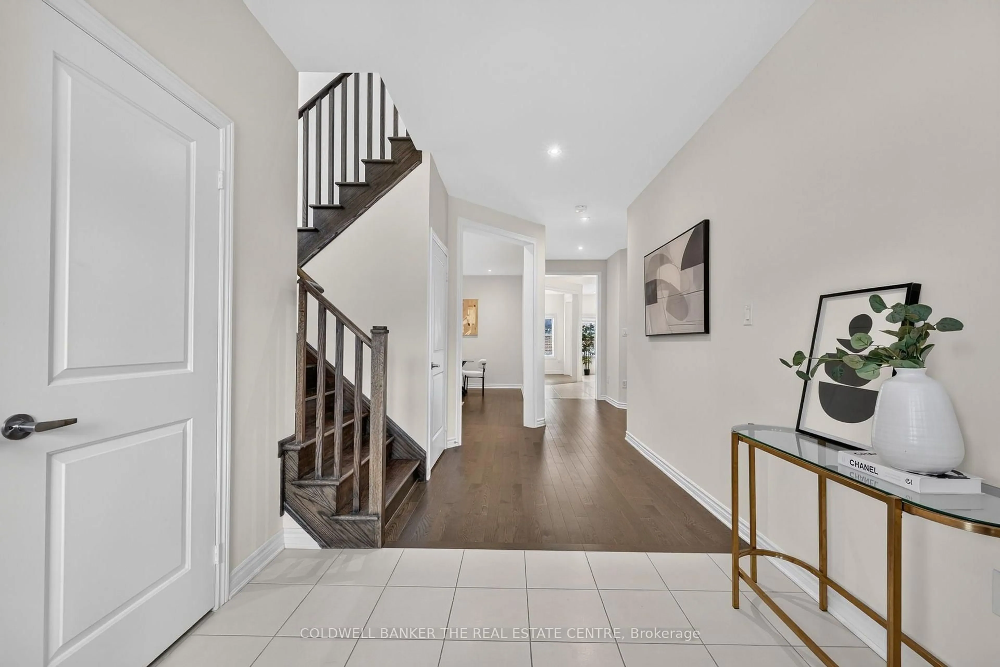 Indoor entryway for 1048 Barton Way, Innisfil Ontario L9S 0N5