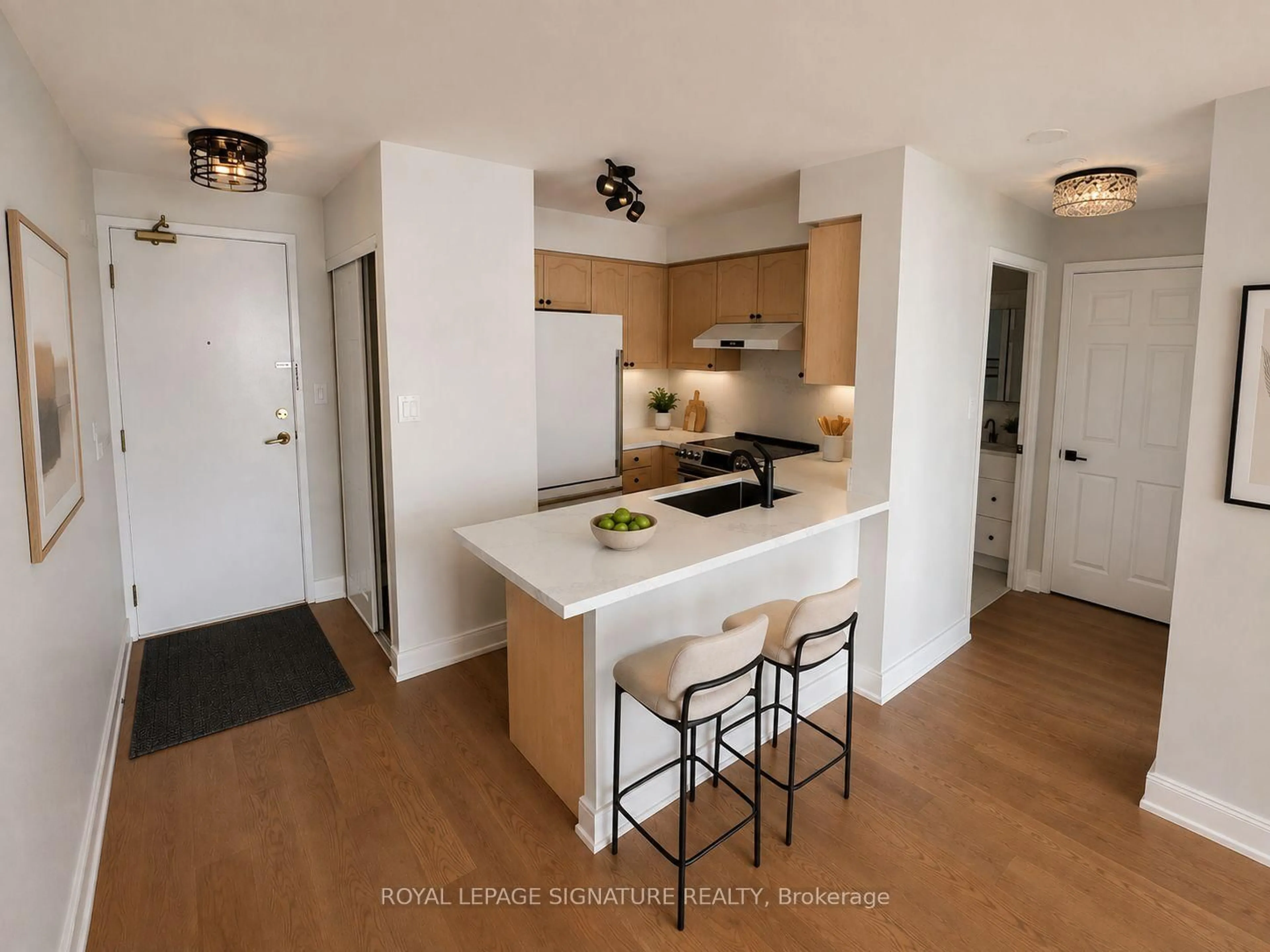 Open concept kitchen, wood/laminate floor for 51 Baffin Crt #815, Richmond Hill Ontario L4B 4P6