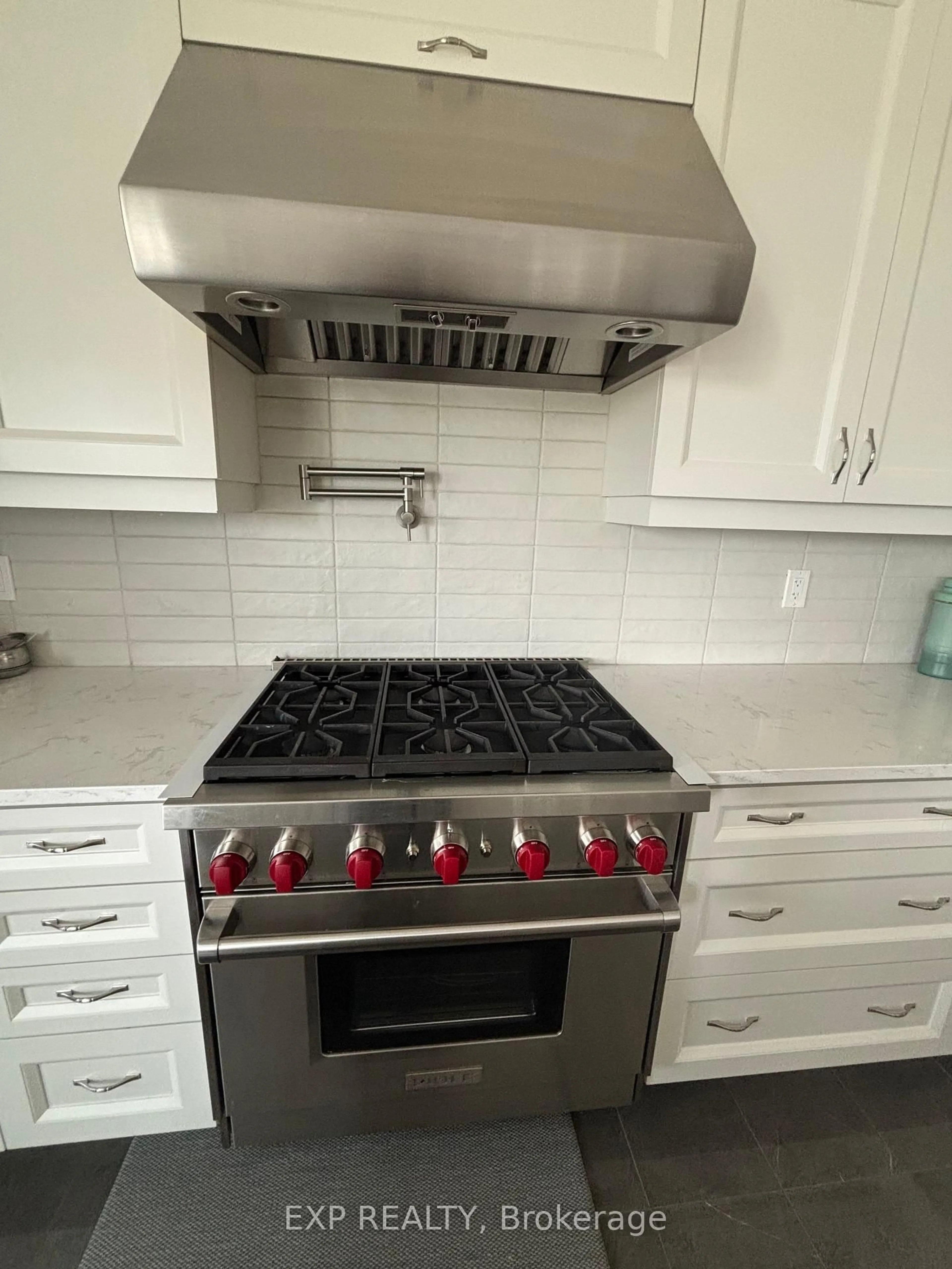 Standard kitchen, ceramic/tile floor for 20 Seraville St, Vaughan Ontario L3L 0H1