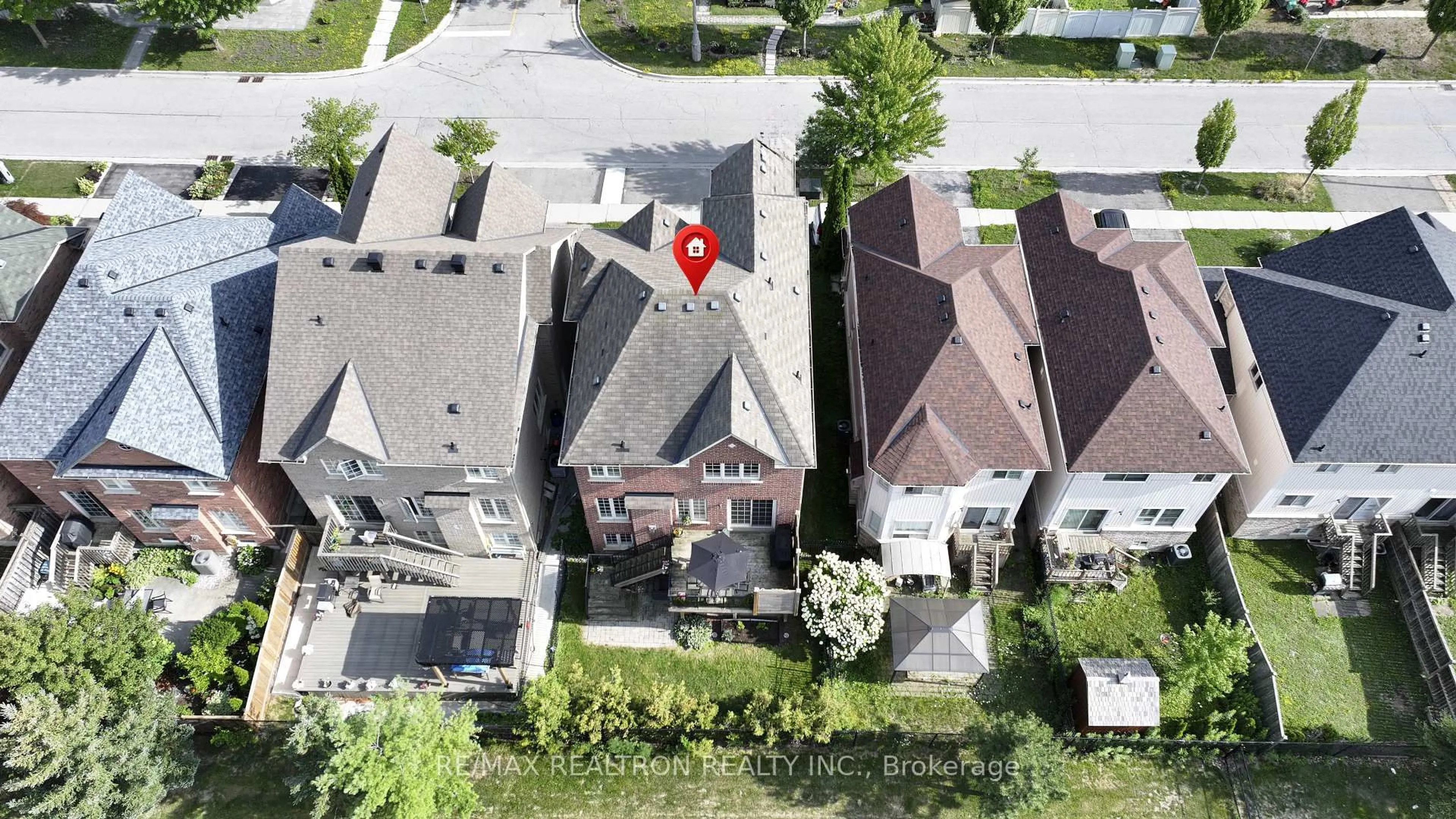 A pic from outside/outdoor area/front of a property/back of a property/a pic from drone, street for 12 Cozens Dr, Richmond Hill Ontario L4E 4W3