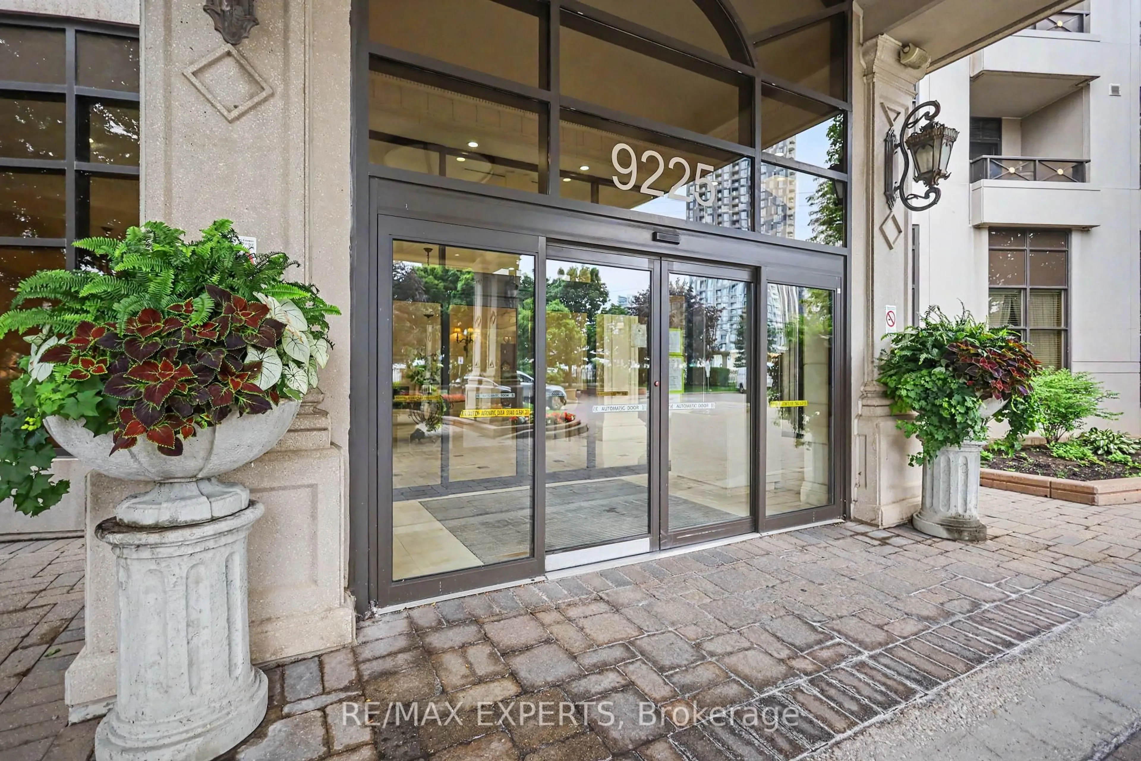 Indoor foyer for 9225 Jane St #614, Vaughan Ontario L6A 0J7
