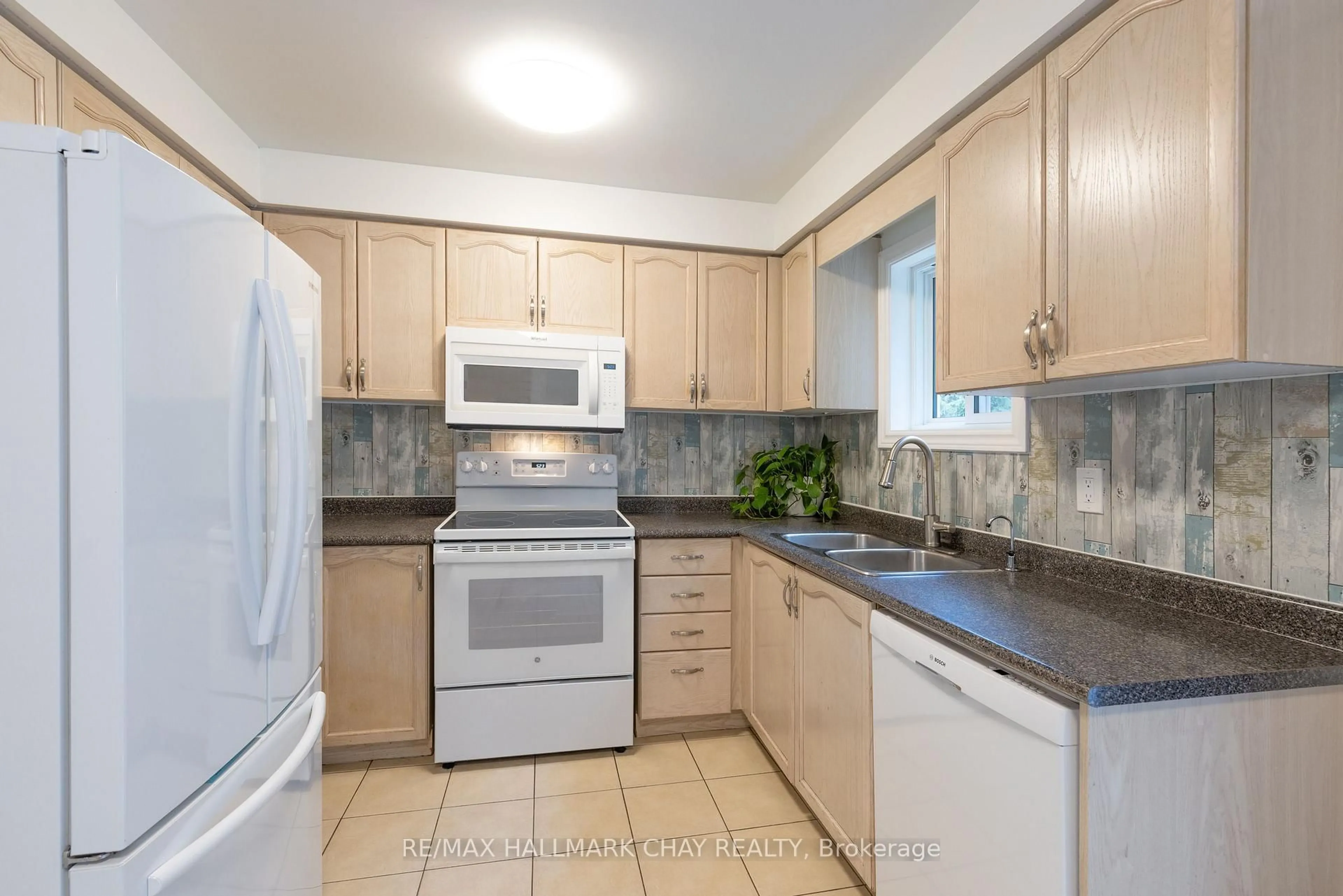 Standard kitchen, unknown for 11 Dugdale Ave, New Tecumseth Ontario L0G 1A0