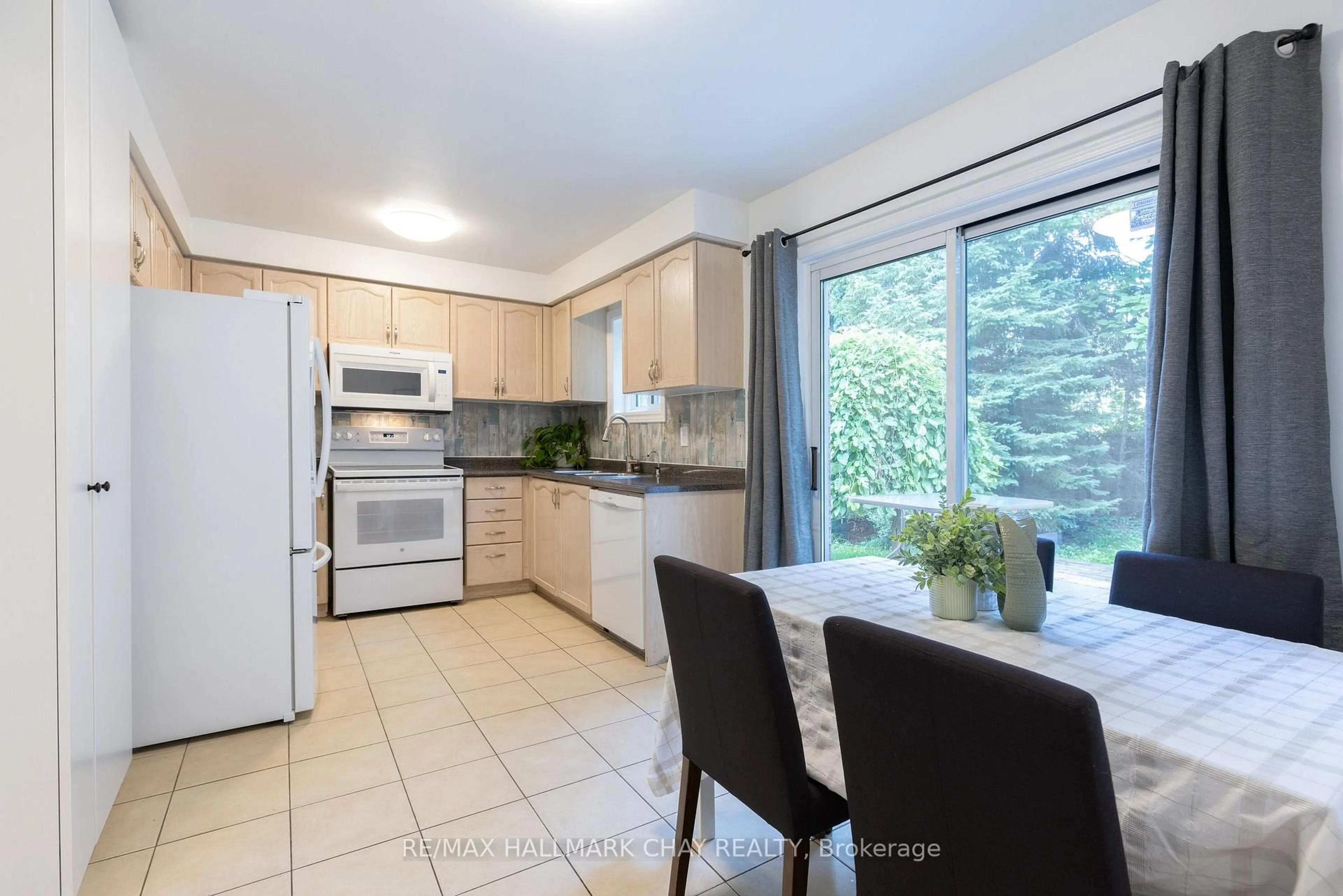 Open concept kitchen, ceramic/tile floor for 11 Dugdale Ave, New Tecumseth Ontario L0G 1A0