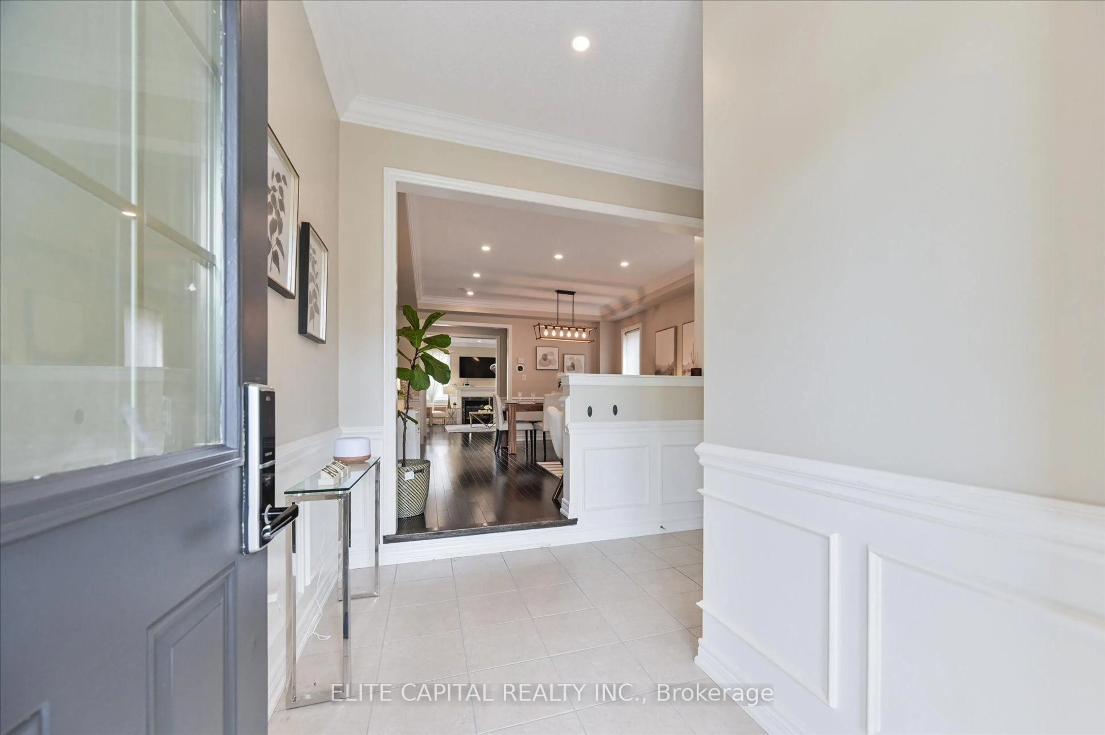 Indoor entryway for 1208 Atkins Dr, Newmarket Ontario L3X 0E1