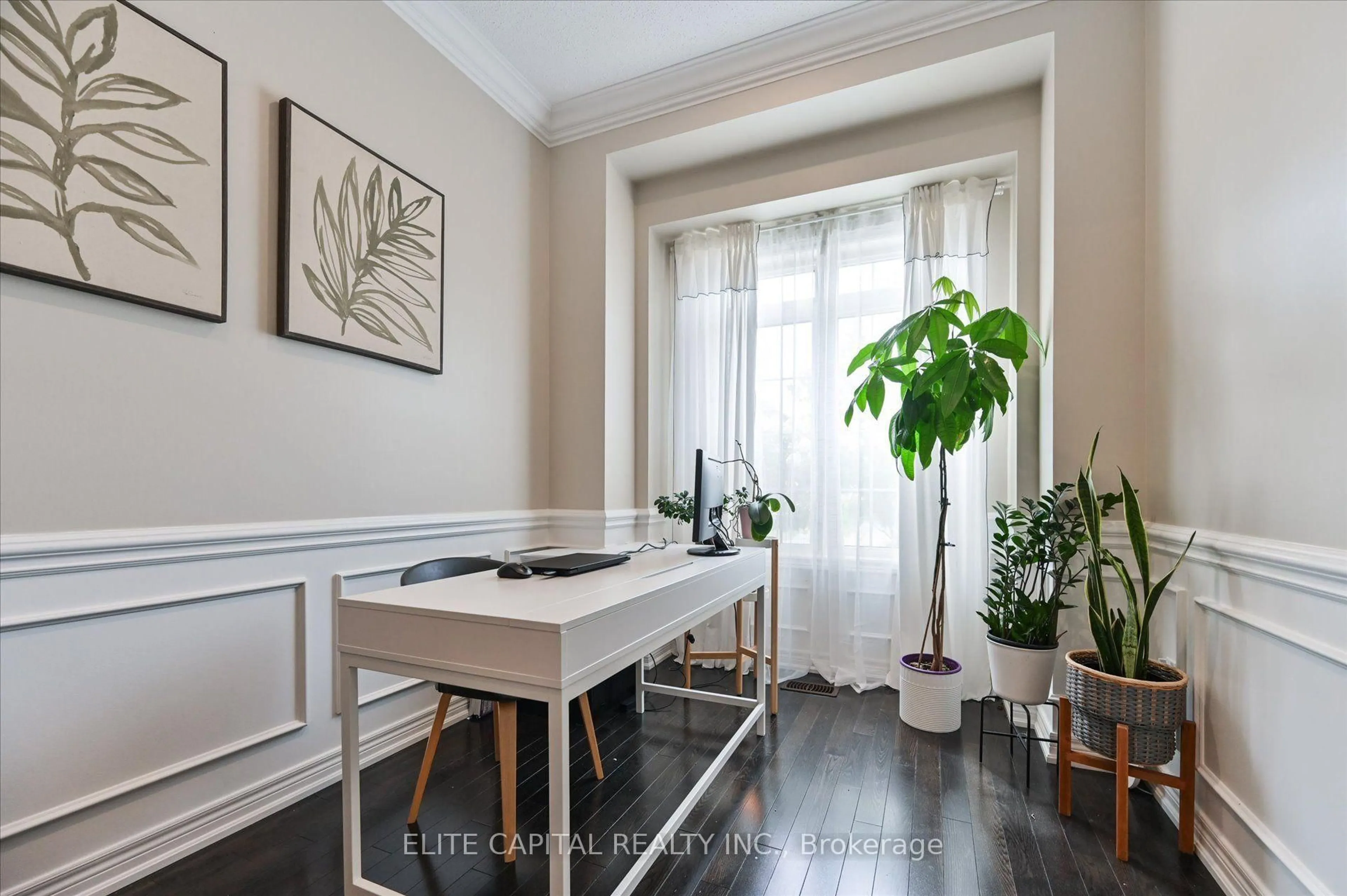 A pic of a room for 1208 Atkins Dr, Newmarket Ontario L3X 0E1