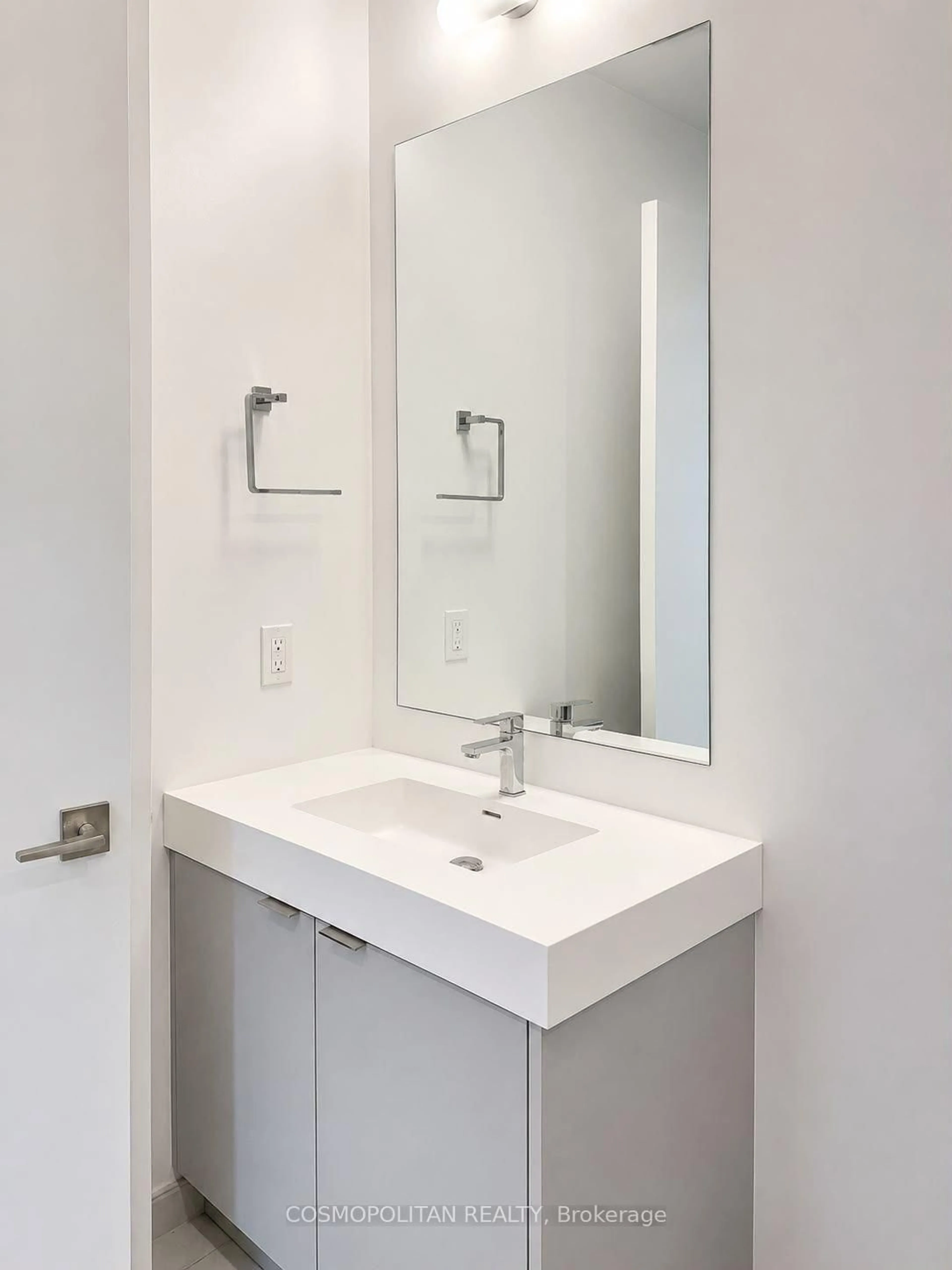 Standard bathroom, ceramic/tile floor for 10 Abeja St #2014, Vaughan Ontario L4K 0R4
