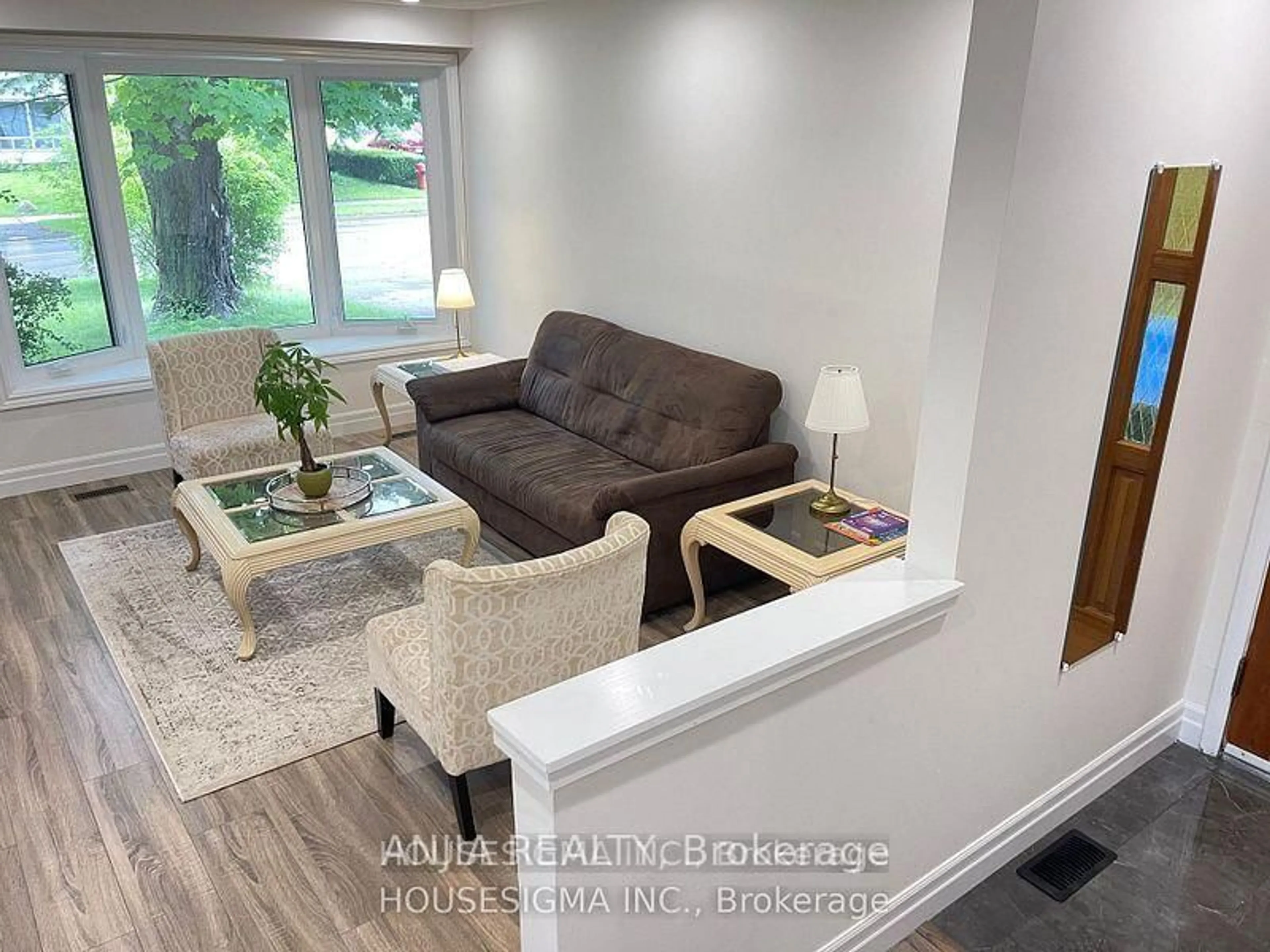 Living room with furniture, unknown for 46 Seaton Dr, Aurora Ontario L4G 2K3