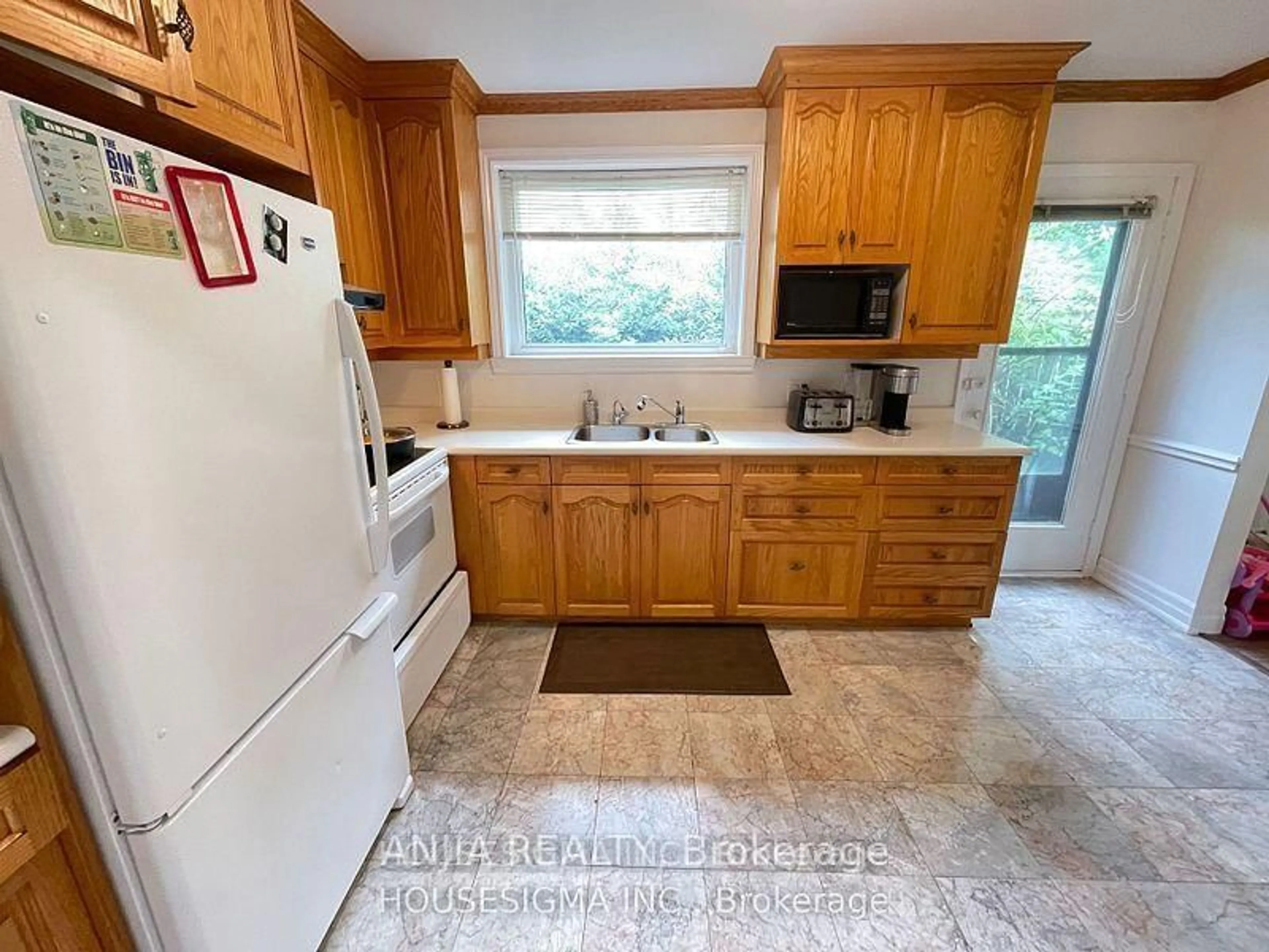 Standard kitchen, ceramic/tile floor for 46 Seaton Dr, Aurora Ontario L4G 2K3
