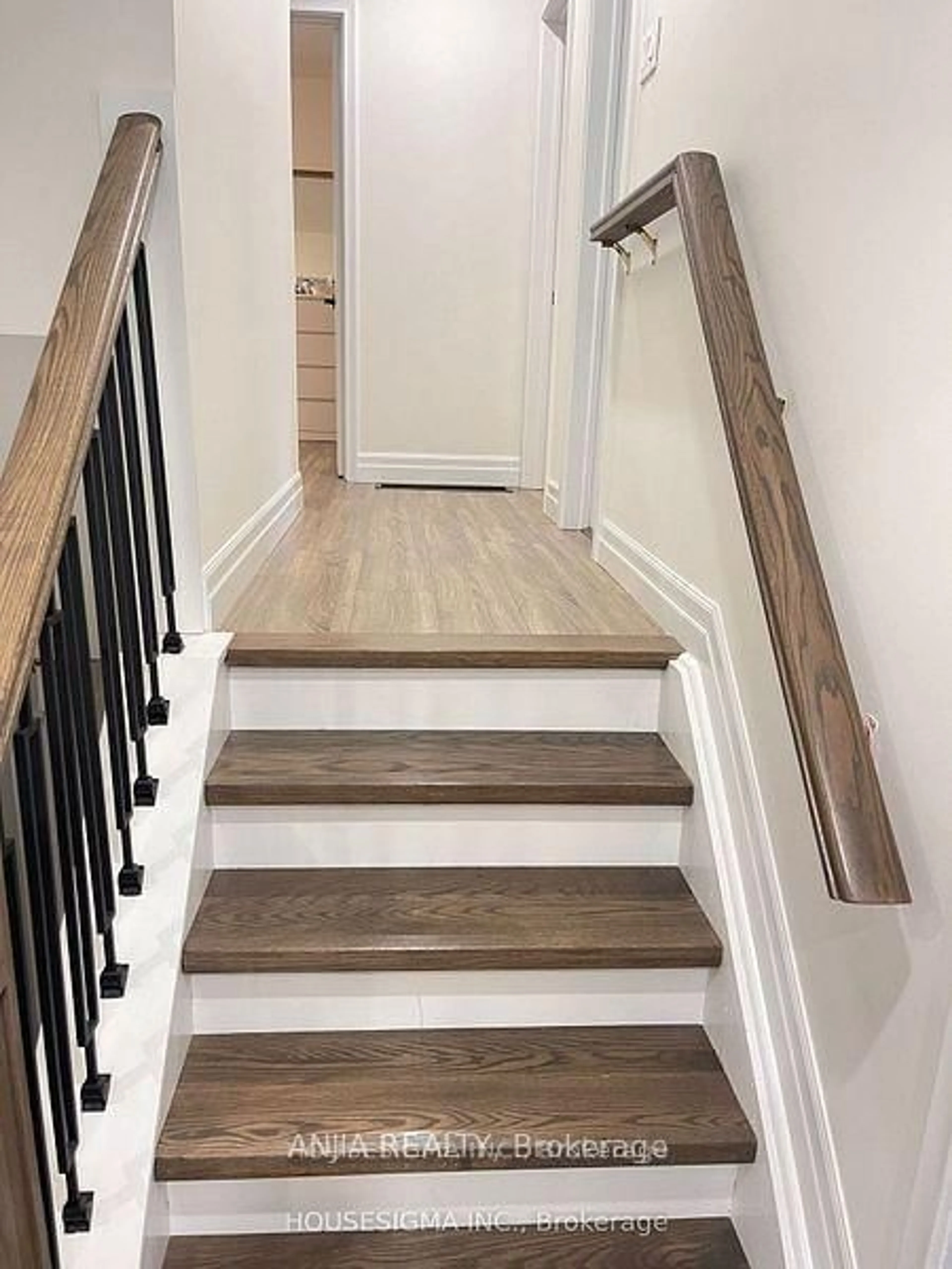 Stairs for 46 Seaton Dr, Aurora Ontario L4G 2K3