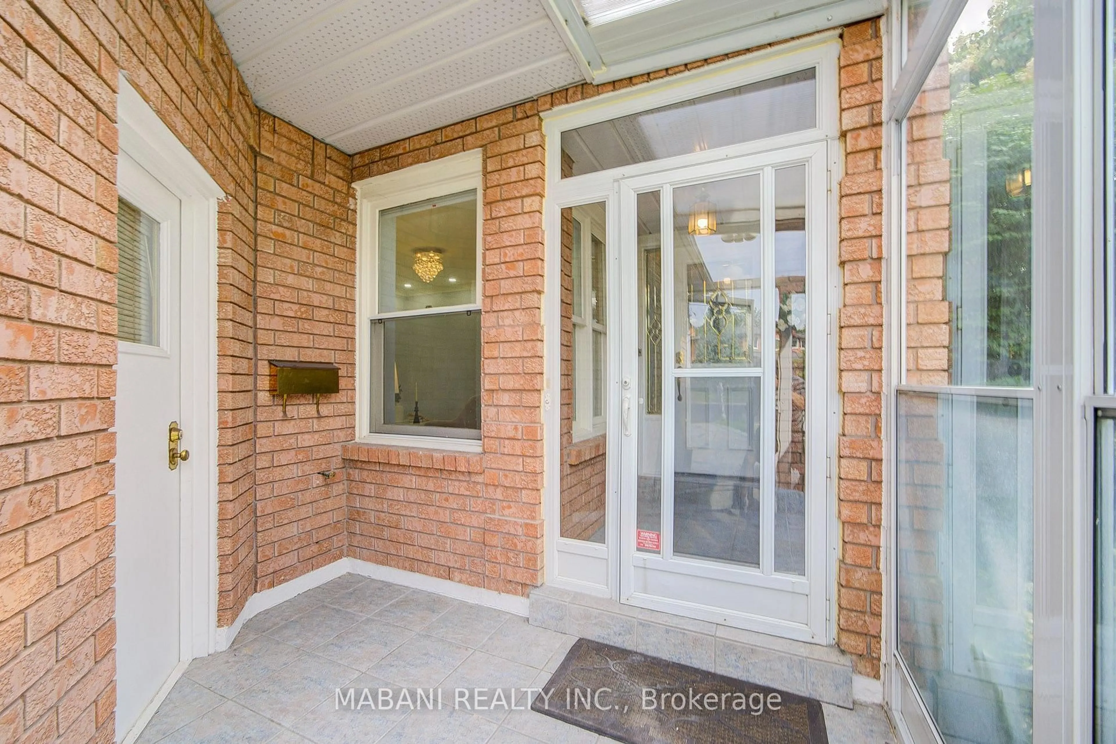 Indoor entryway for 38 Marchwood Cres, Richmond Hill Ontario L4C 8M5