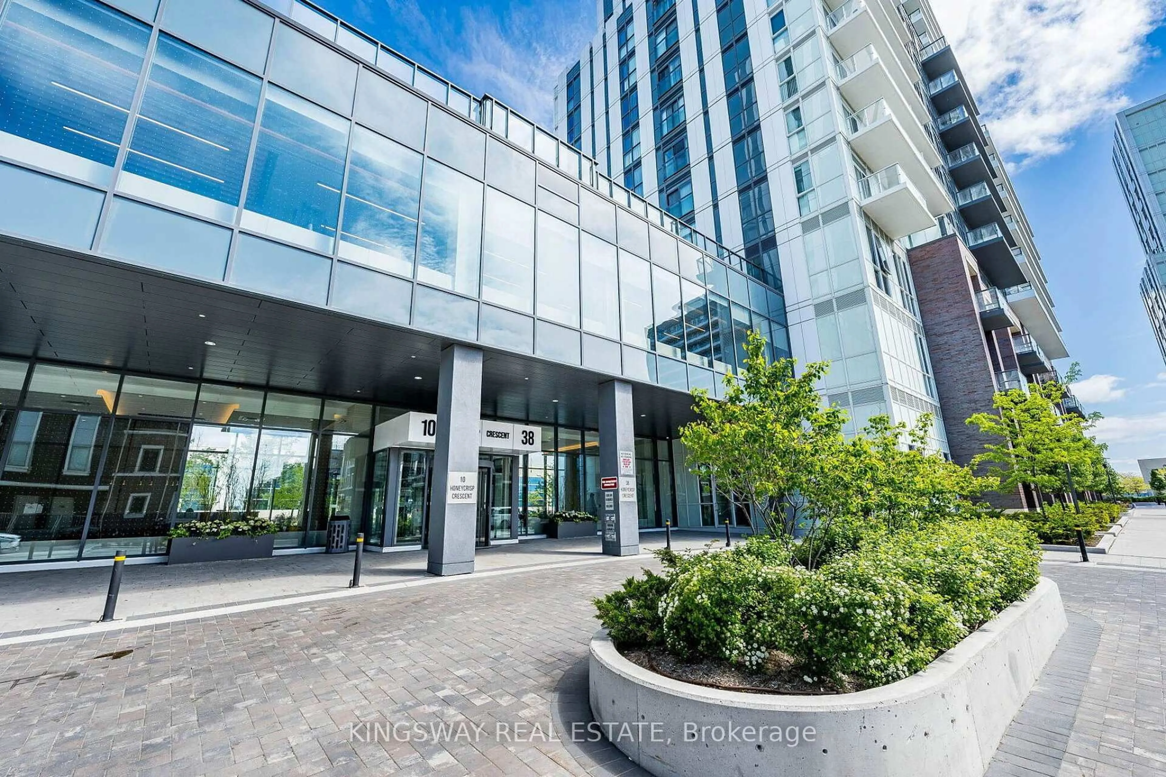 Indoor foyer for 38 Honeycrisp Cres #203, Vaughan Ontario L4K 0M7