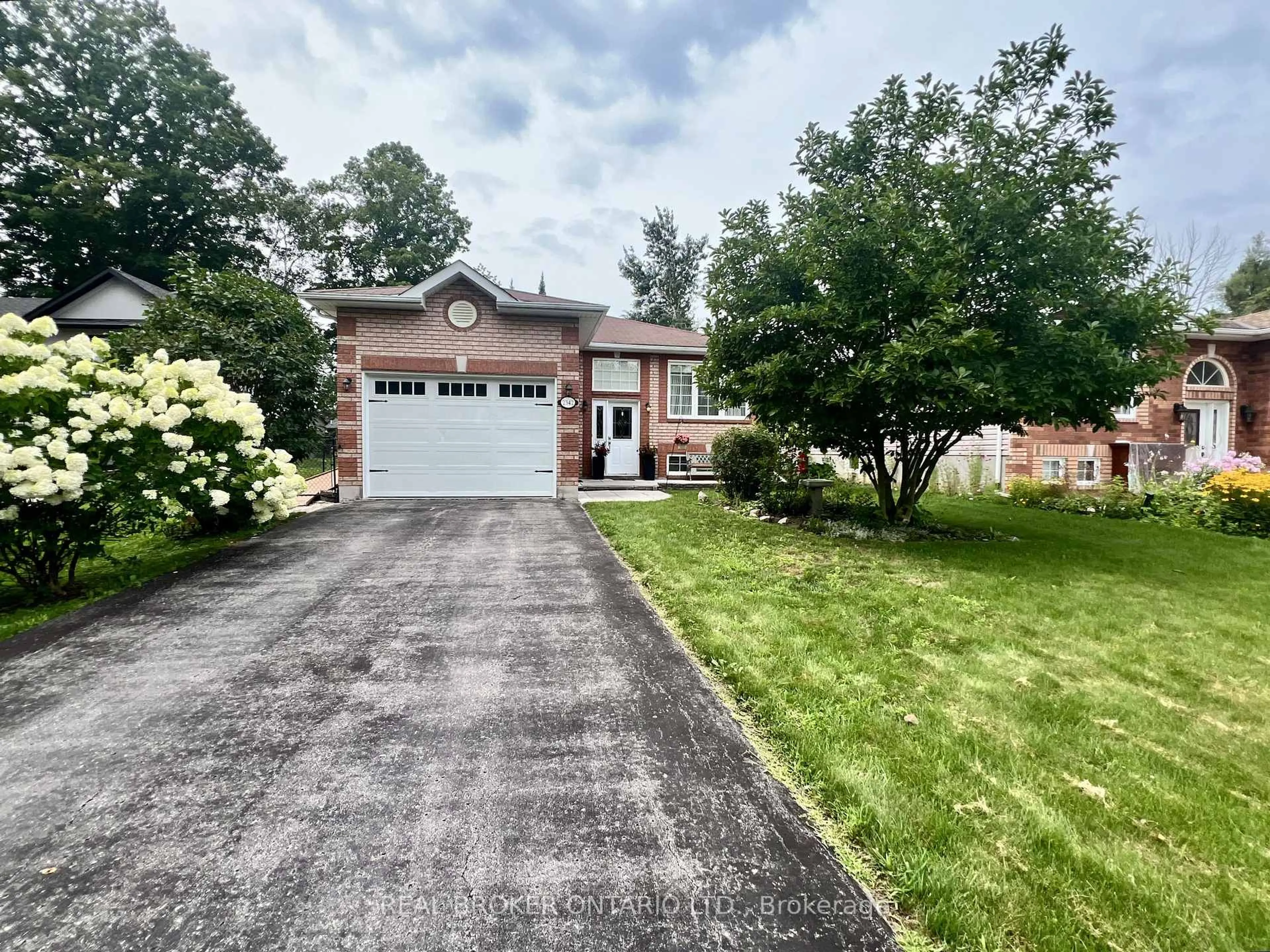 A pic from outside/outdoor area/front of a property/back of a property/a pic from drone, street for 2342 Somers Blvd, Innisfil Ontario L9S 2E8