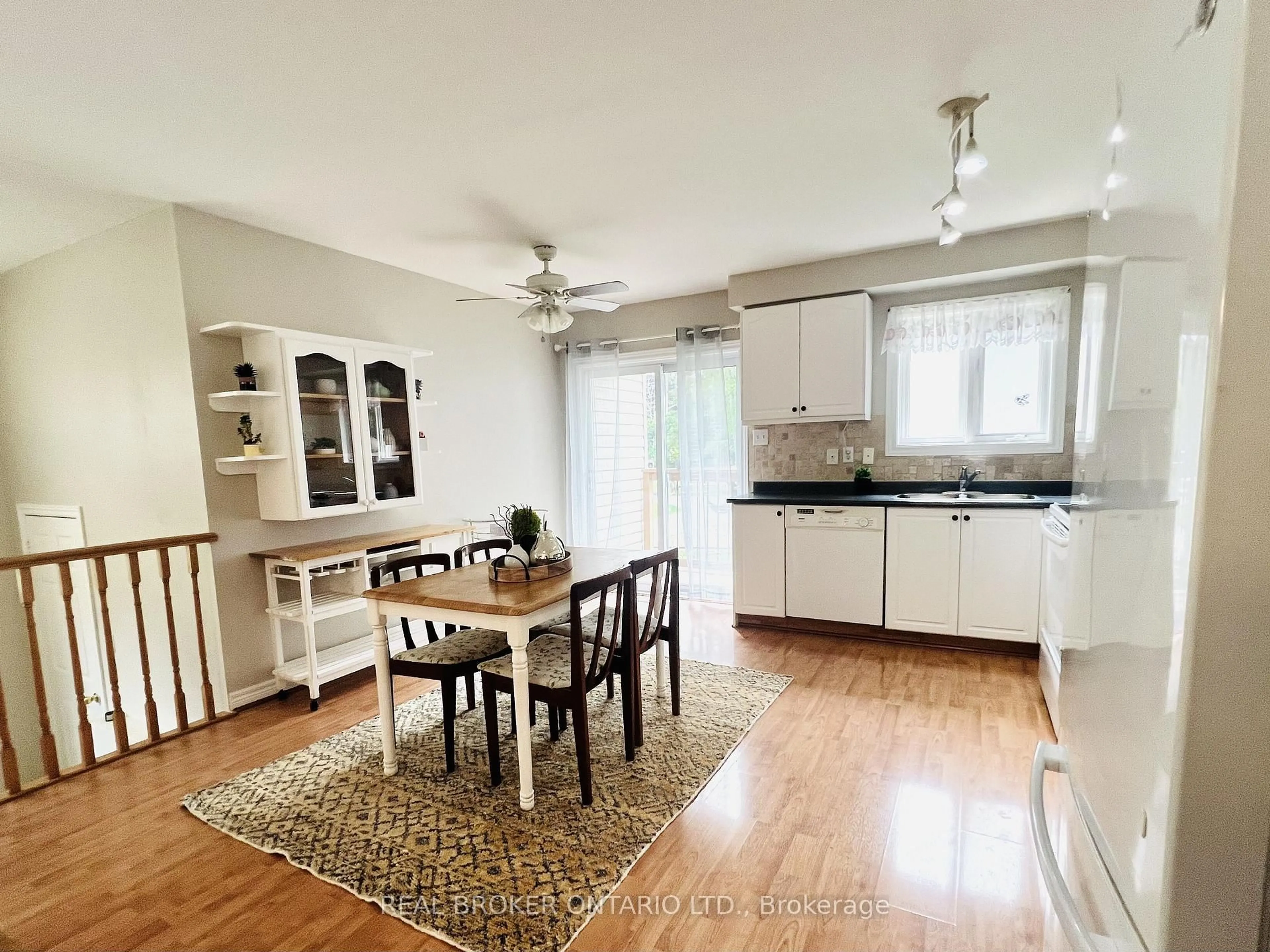 Open concept kitchen, wood/laminate floor for 2342 Somers Blvd, Innisfil Ontario L9S 2E8