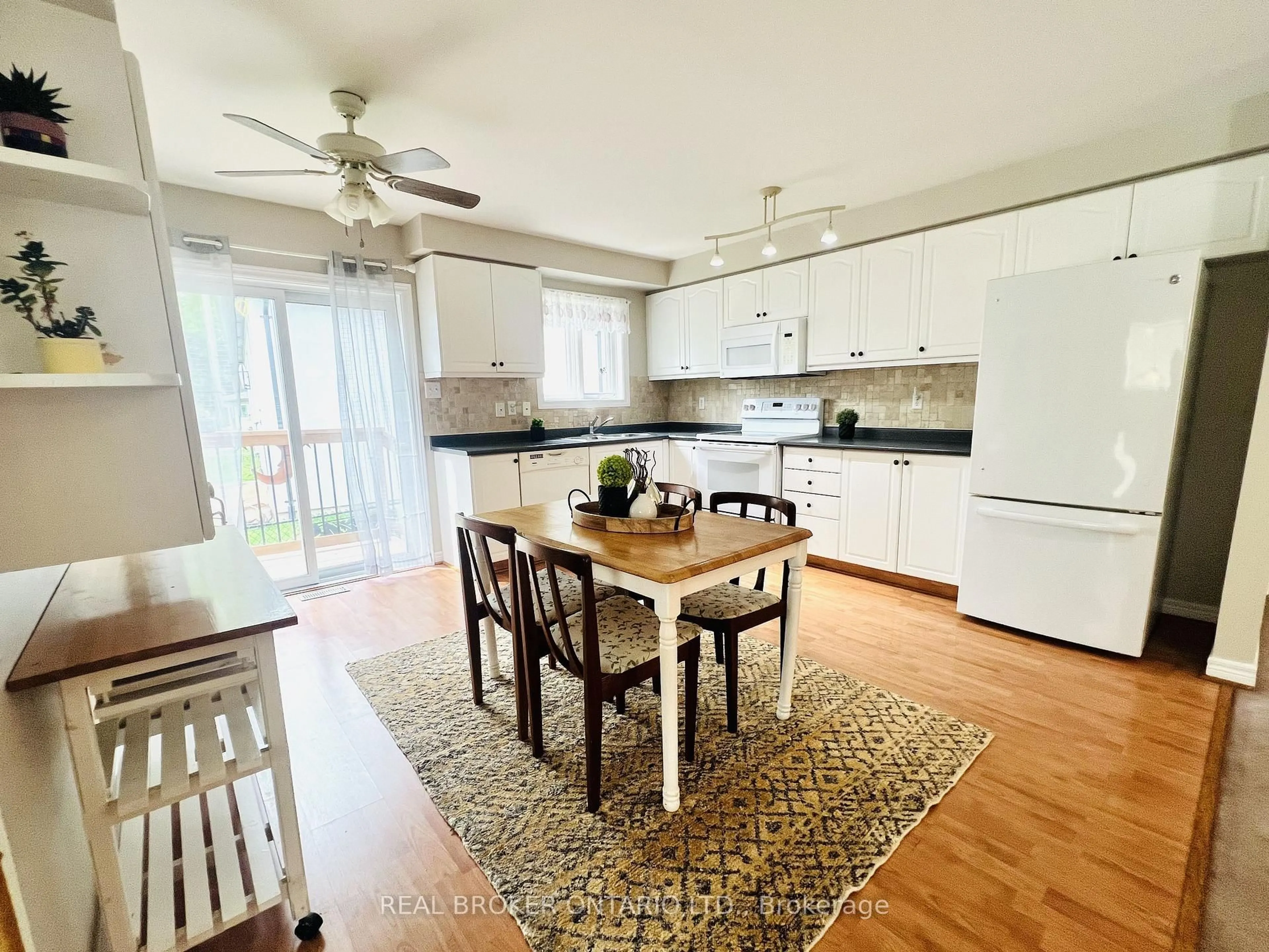 Open concept kitchen, wood/laminate floor for 2342 Somers Blvd, Innisfil Ontario L9S 2E8