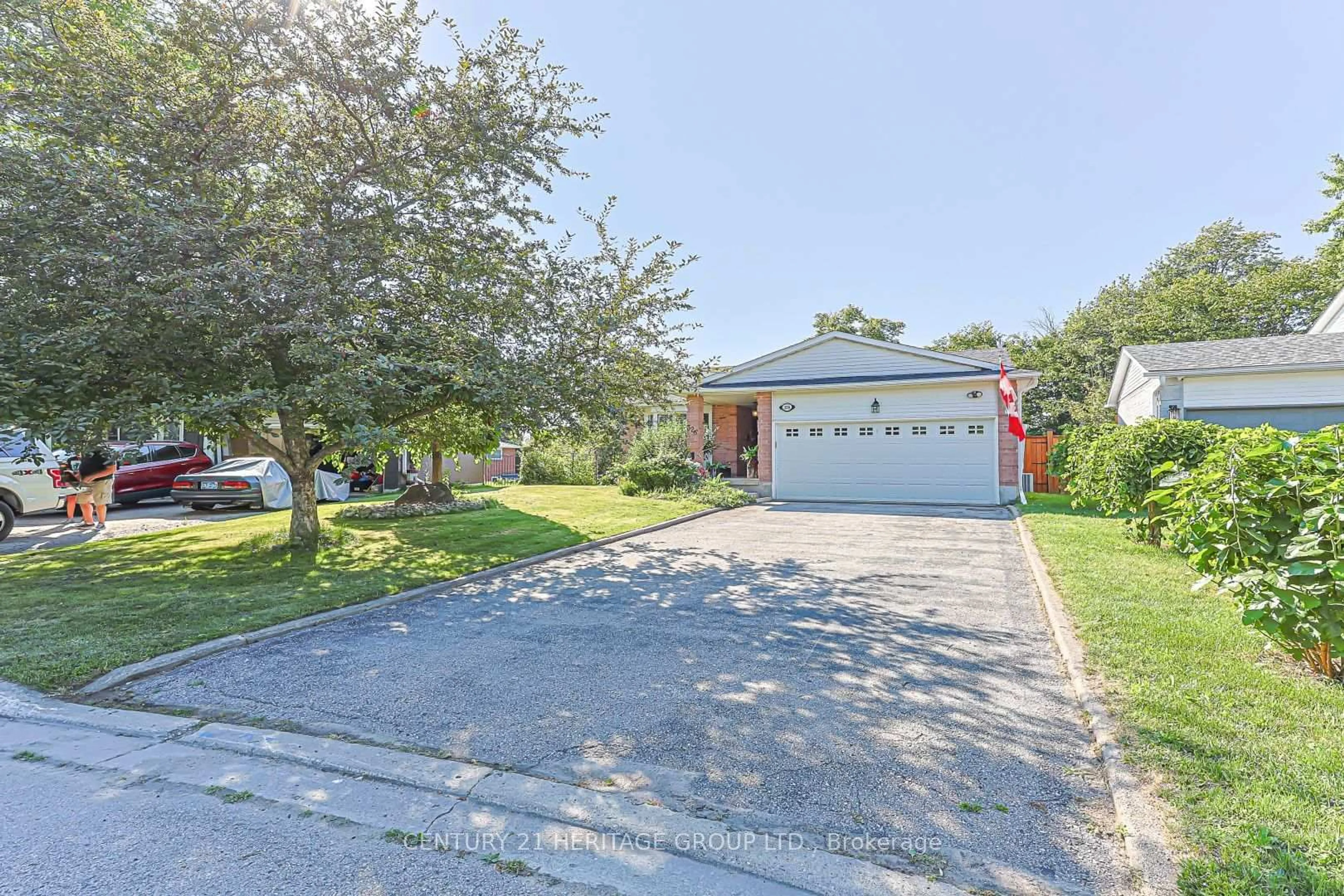 A pic from outside/outdoor area/front of a property/back of a property/a pic from drone, street for 326 Darlington Cres, Newmarket Ontario L3Y 6N4