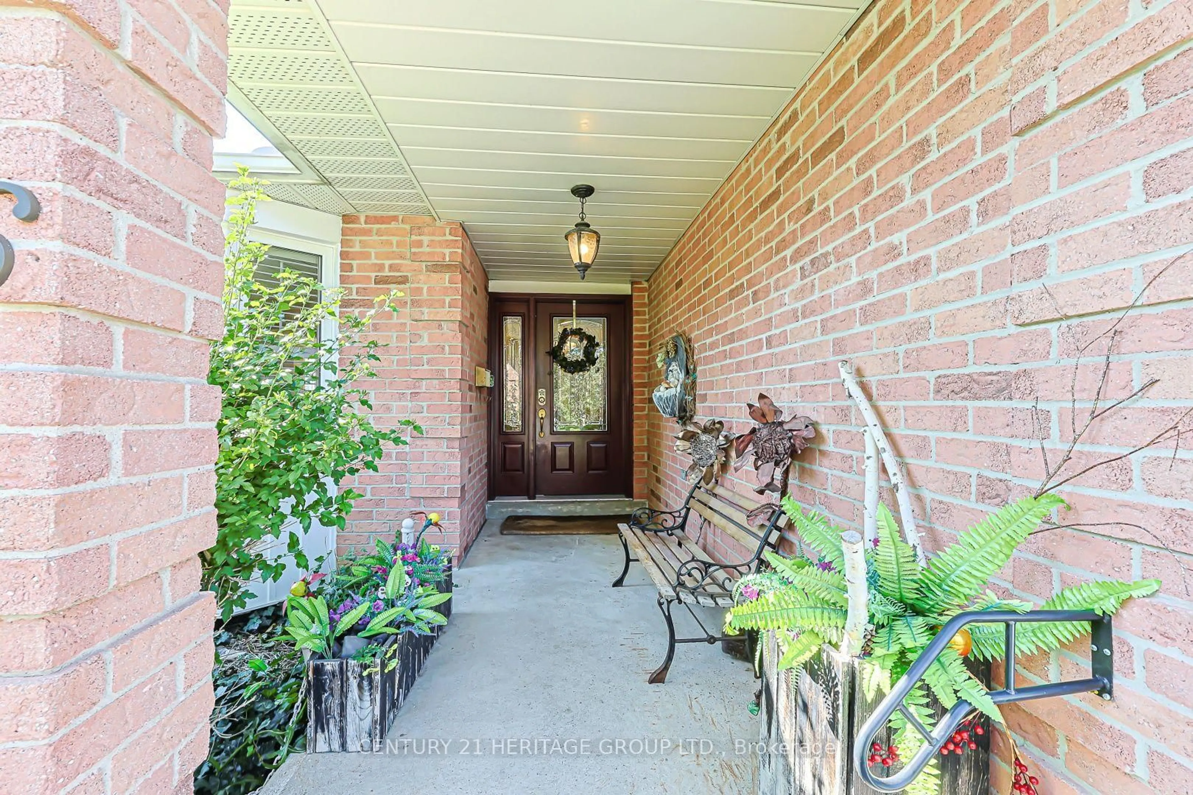 Indoor entryway for 326 Darlington Cres, Newmarket Ontario L3Y 6N4