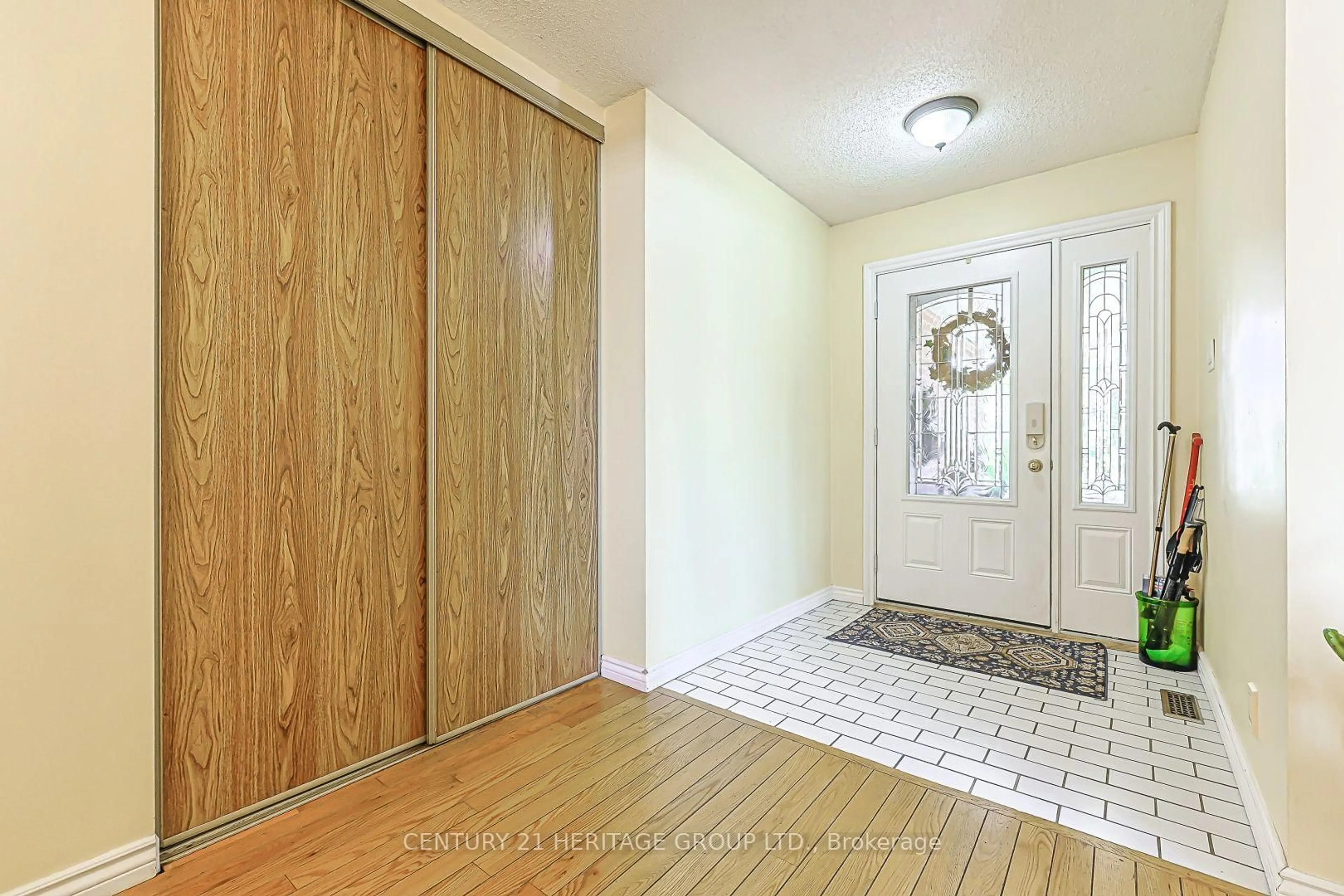 Indoor entryway for 326 Darlington Cres, Newmarket Ontario L3Y 6N4