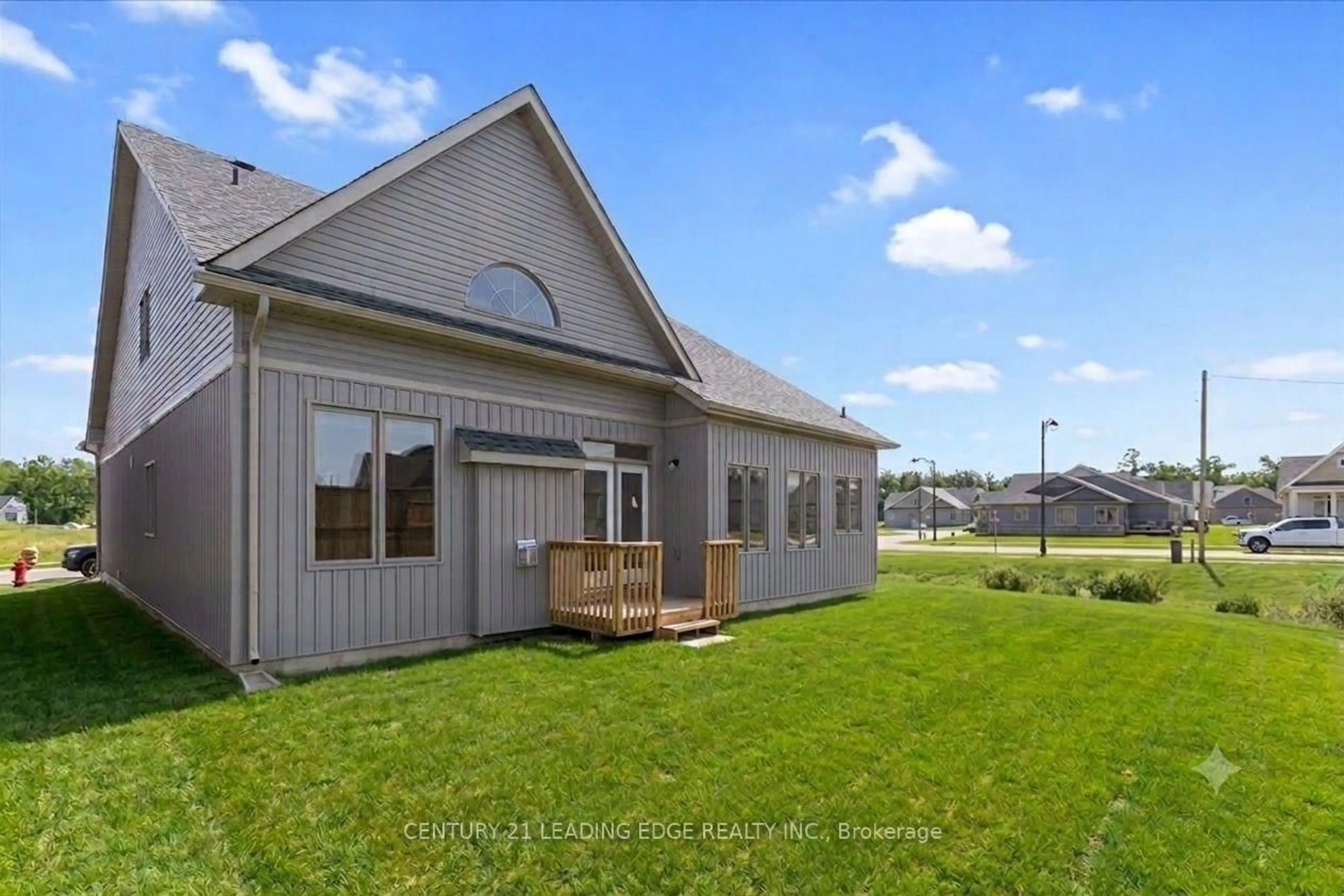 Home with vinyl exterior material, building for 38 PALMIRA Dr, Georgina Ontario L0E 1R0