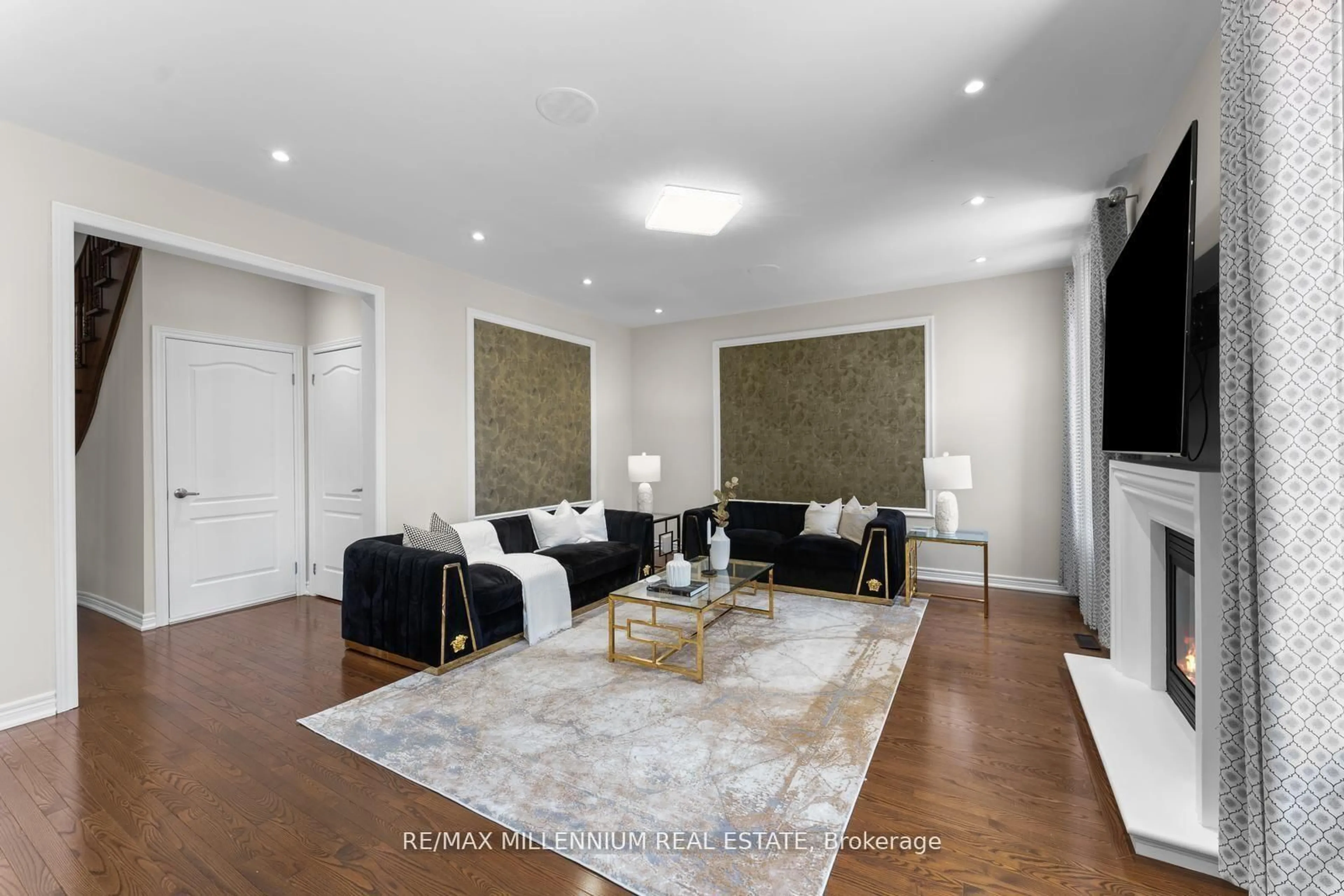Living room with furniture, unknown for 433 Mavrinac Blvd, Aurora Ontario L4G 0J8