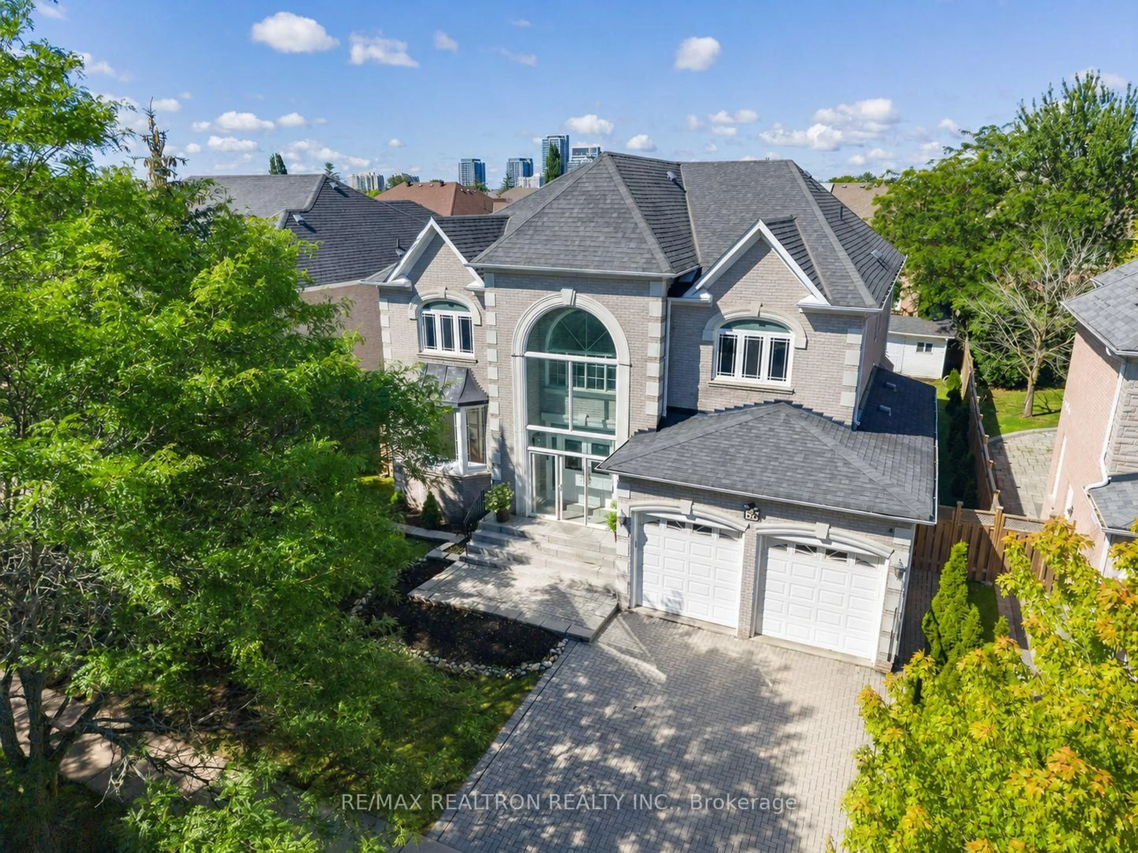 A pic from outside/outdoor area/front of a property/back of a property/a pic from drone, street for 36 Fern Ave, Richmond Hill Ontario L4B 3R5