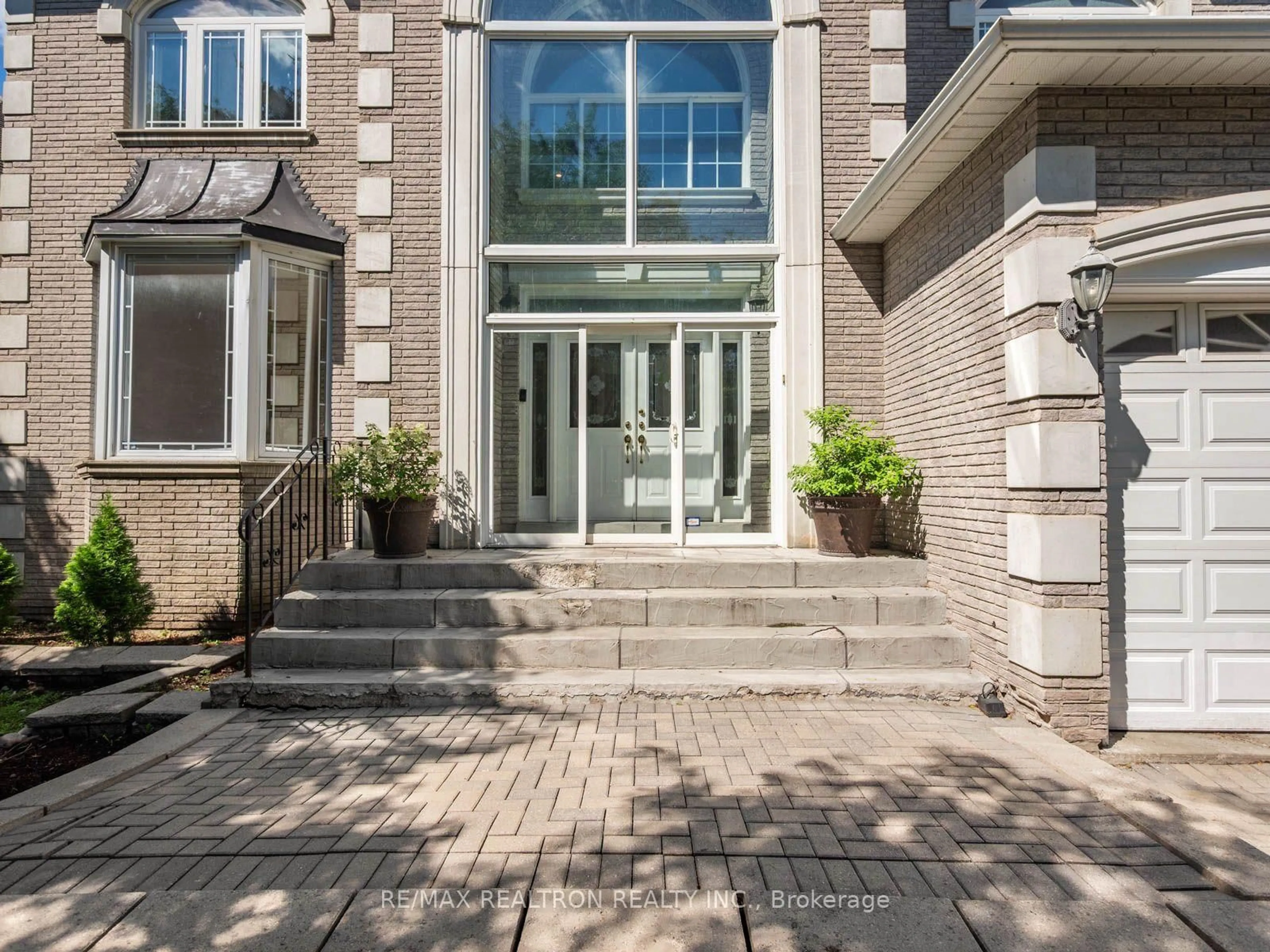 Indoor entryway for 36 Fern Ave, Richmond Hill Ontario L4B 3R5