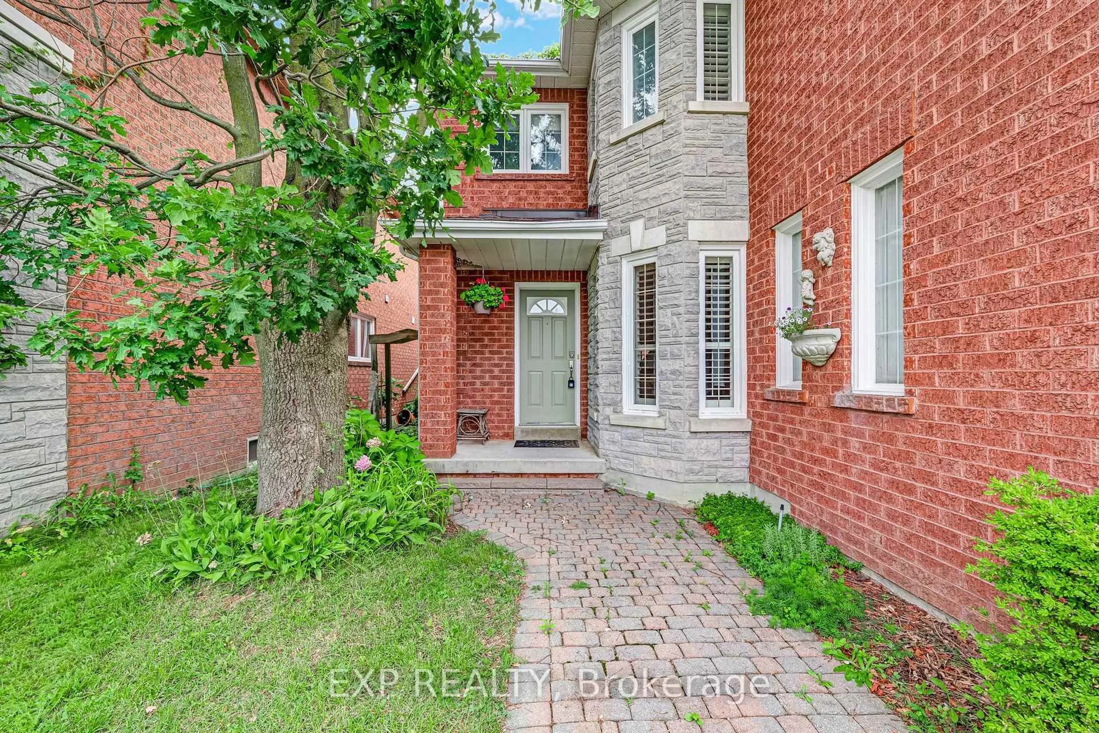 Home with brick exterior material, street for 591 Plantation Gate, Newmarket Ontario L3X 2C2