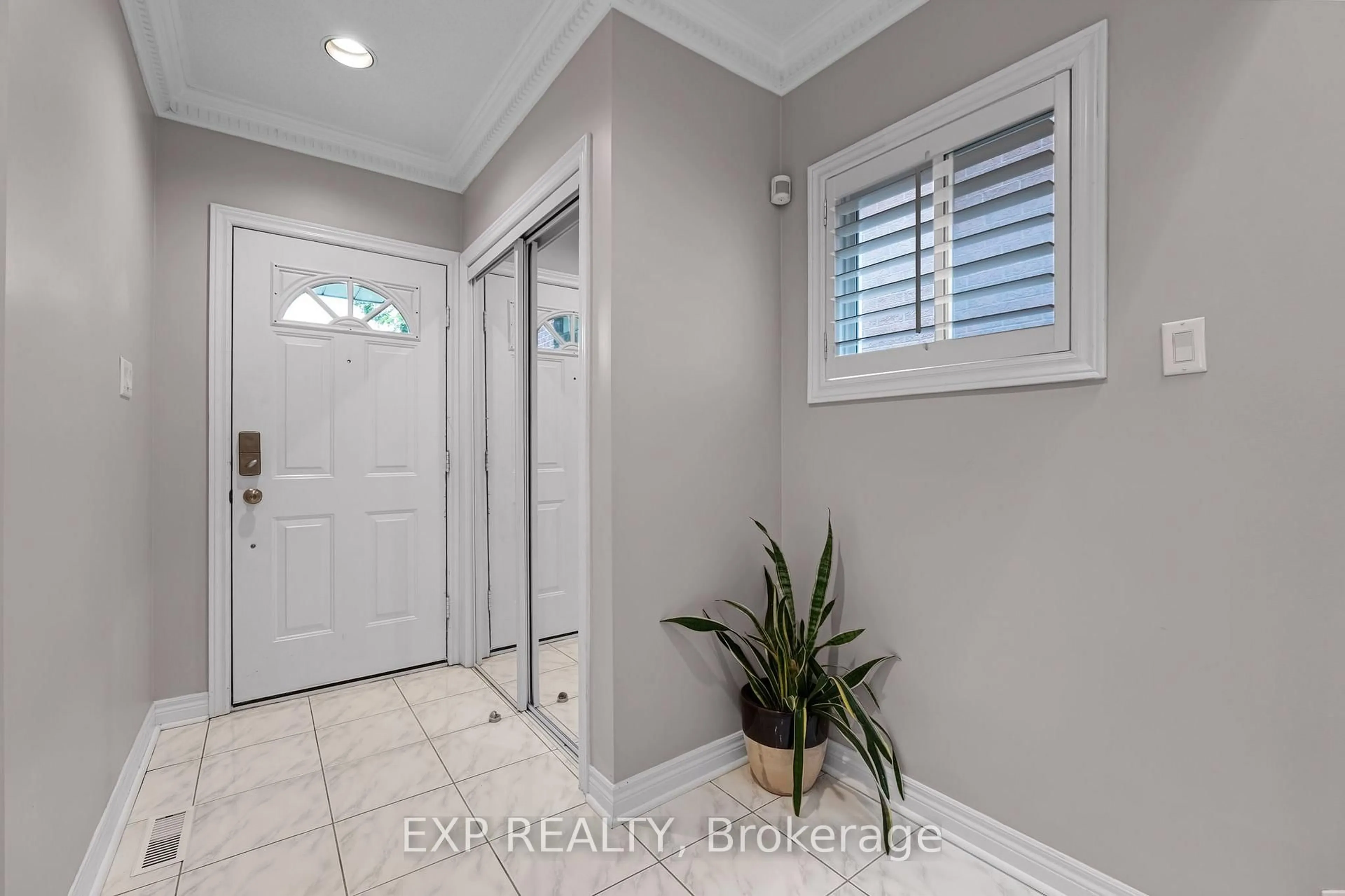 Indoor entryway for 591 Plantation Gate, Newmarket Ontario L3X 2C2