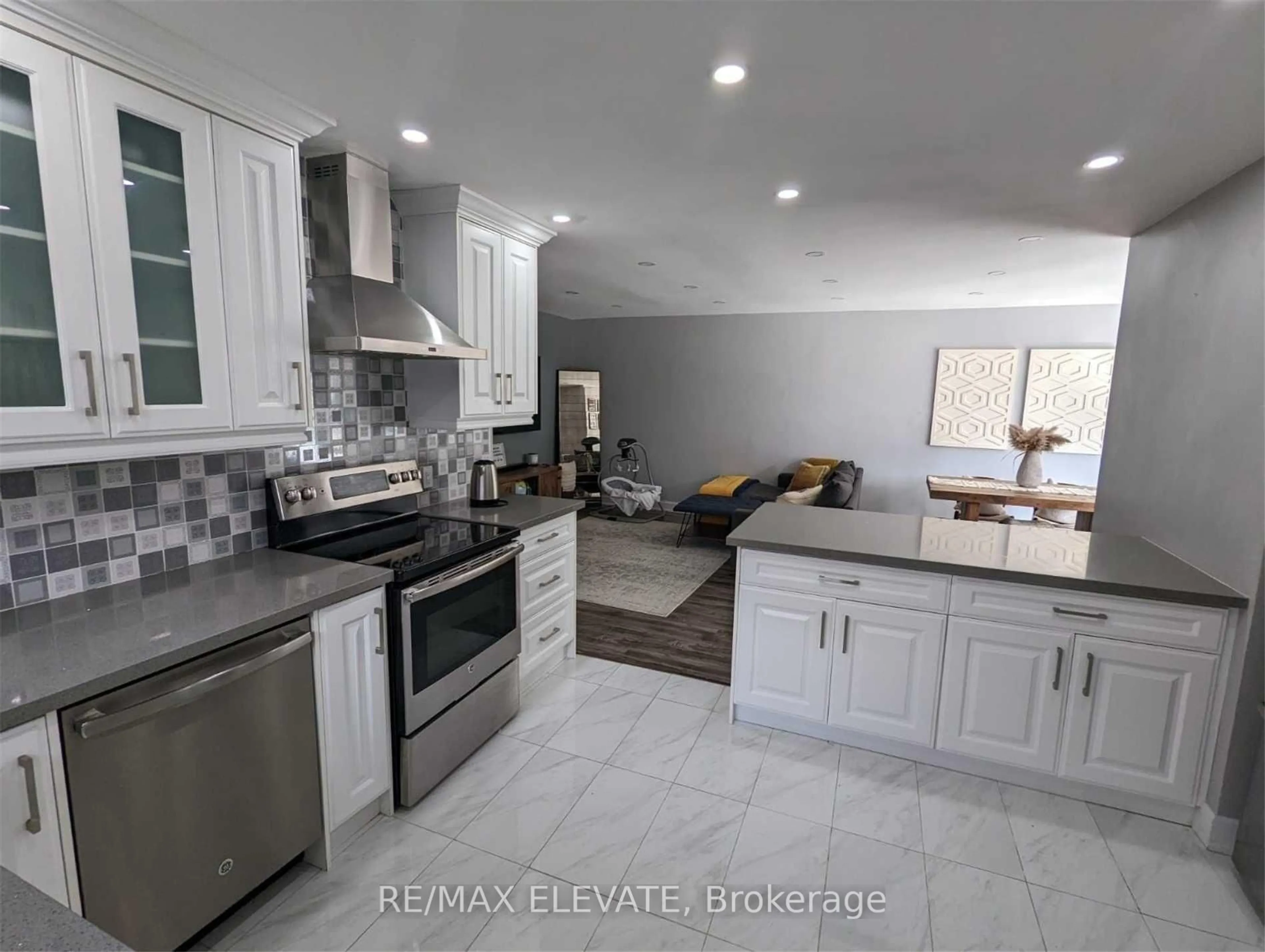Open concept kitchen, ceramic/tile floor for 302 Demaine Cres, Richmond Hill Ontario L4C 2W5