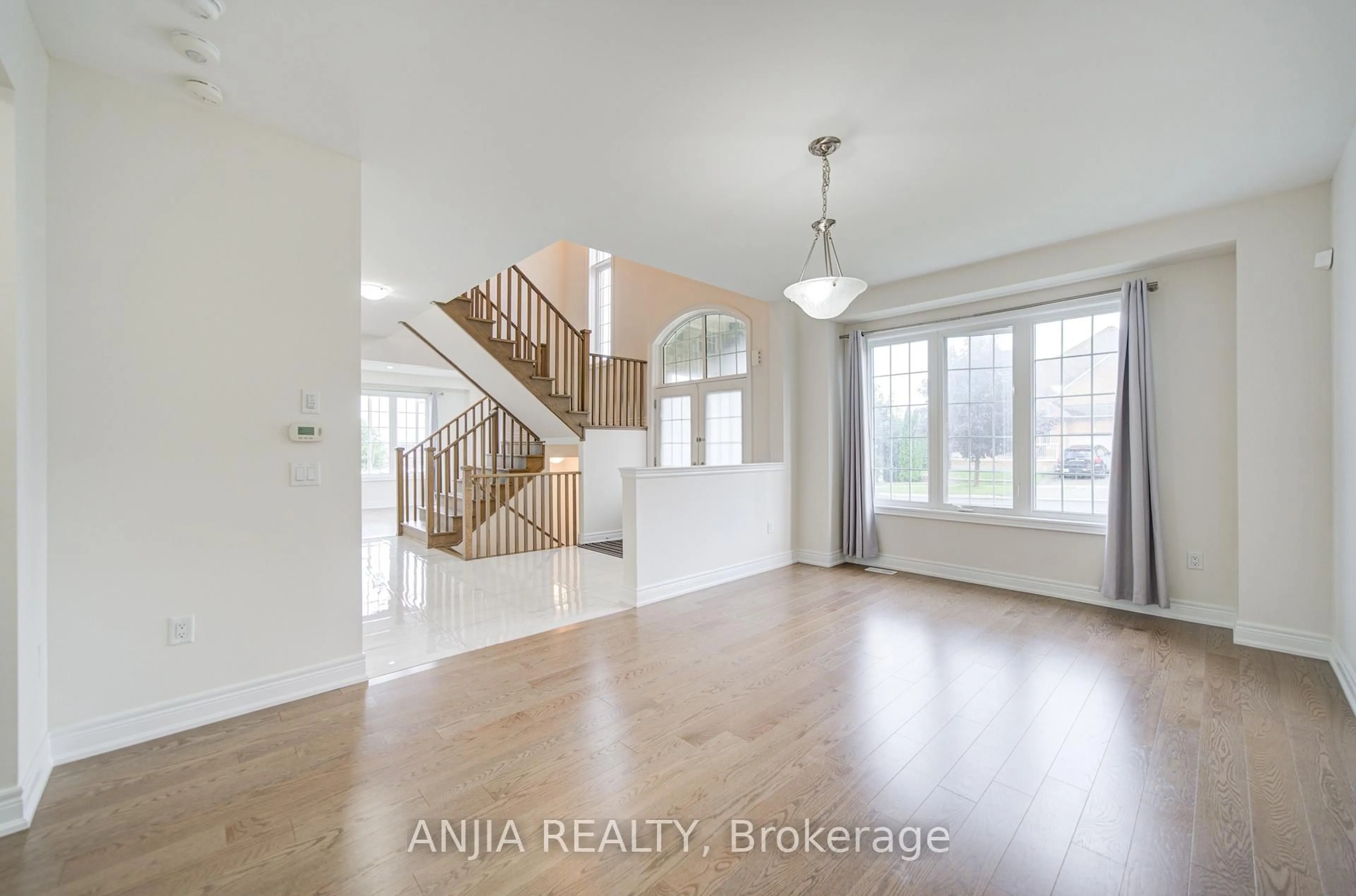 Indoor entryway for 2 Conchita St, Georgina Ontario L4P 0H4