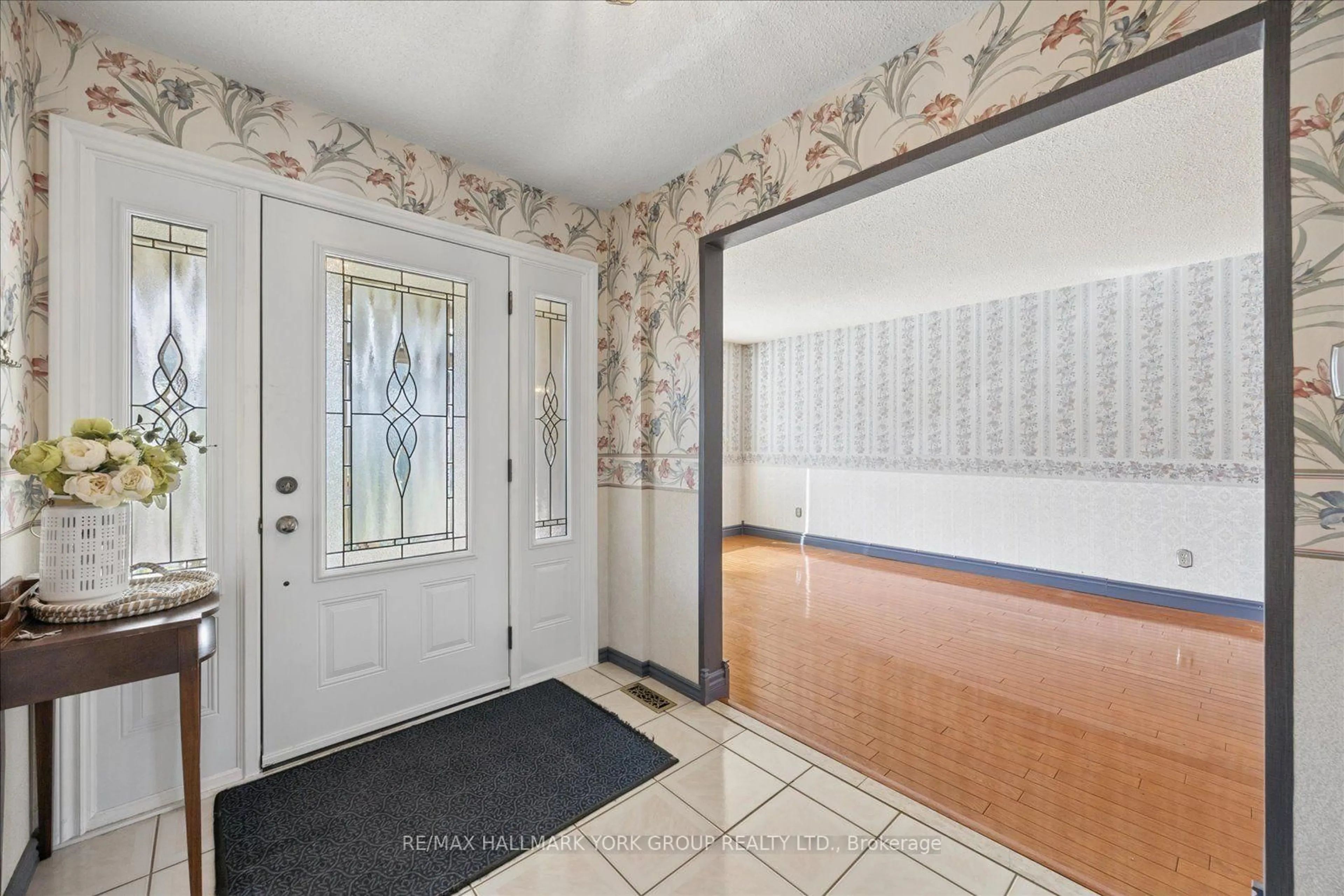 Indoor entryway for 306 Erin Tr, Newmarket Ontario L3Y 6K1