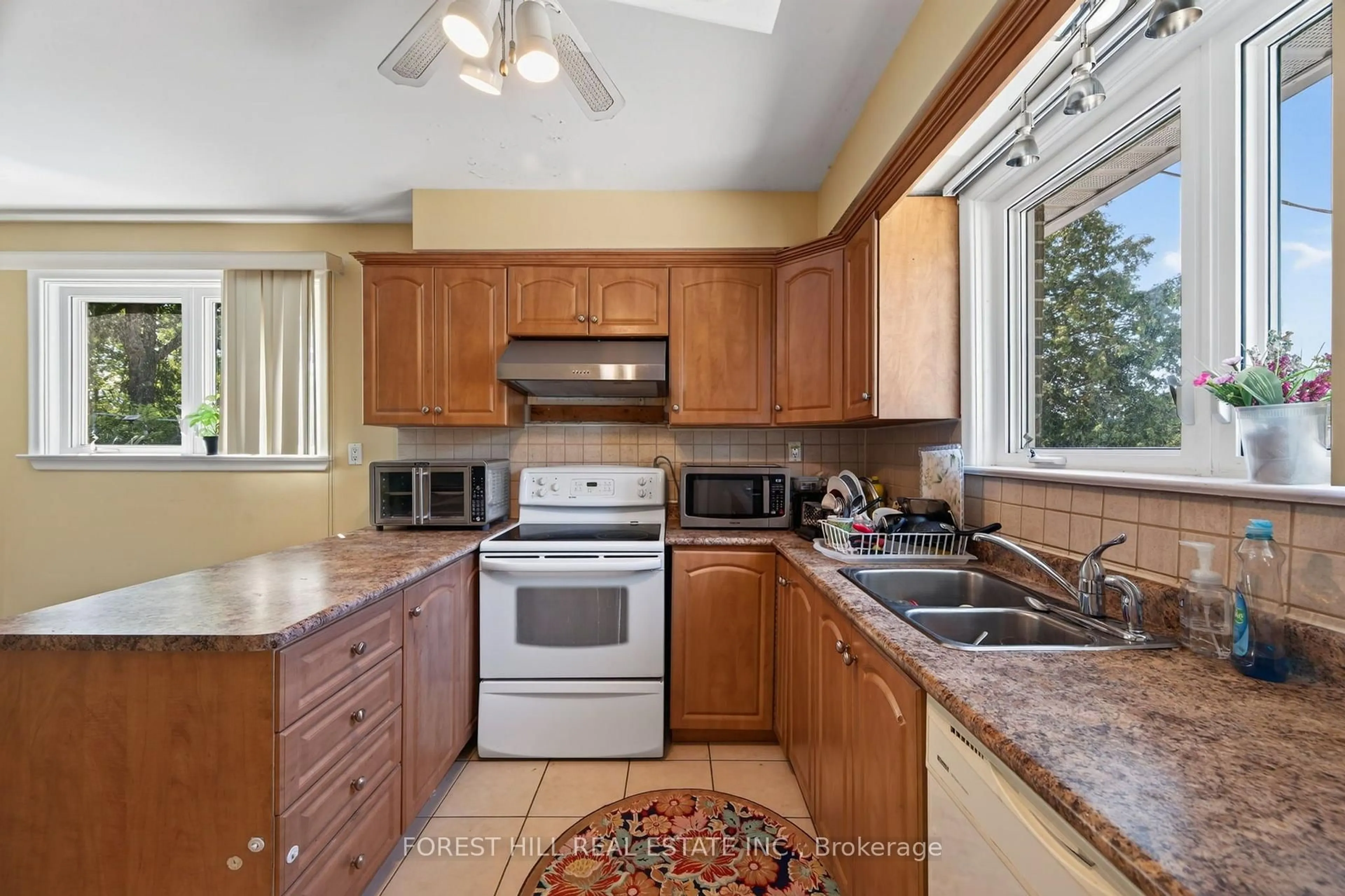 Standard kitchen, ceramic/tile floor for 361 Blue Grass Blvd, Richmond Hill Ontario L4C 3H3