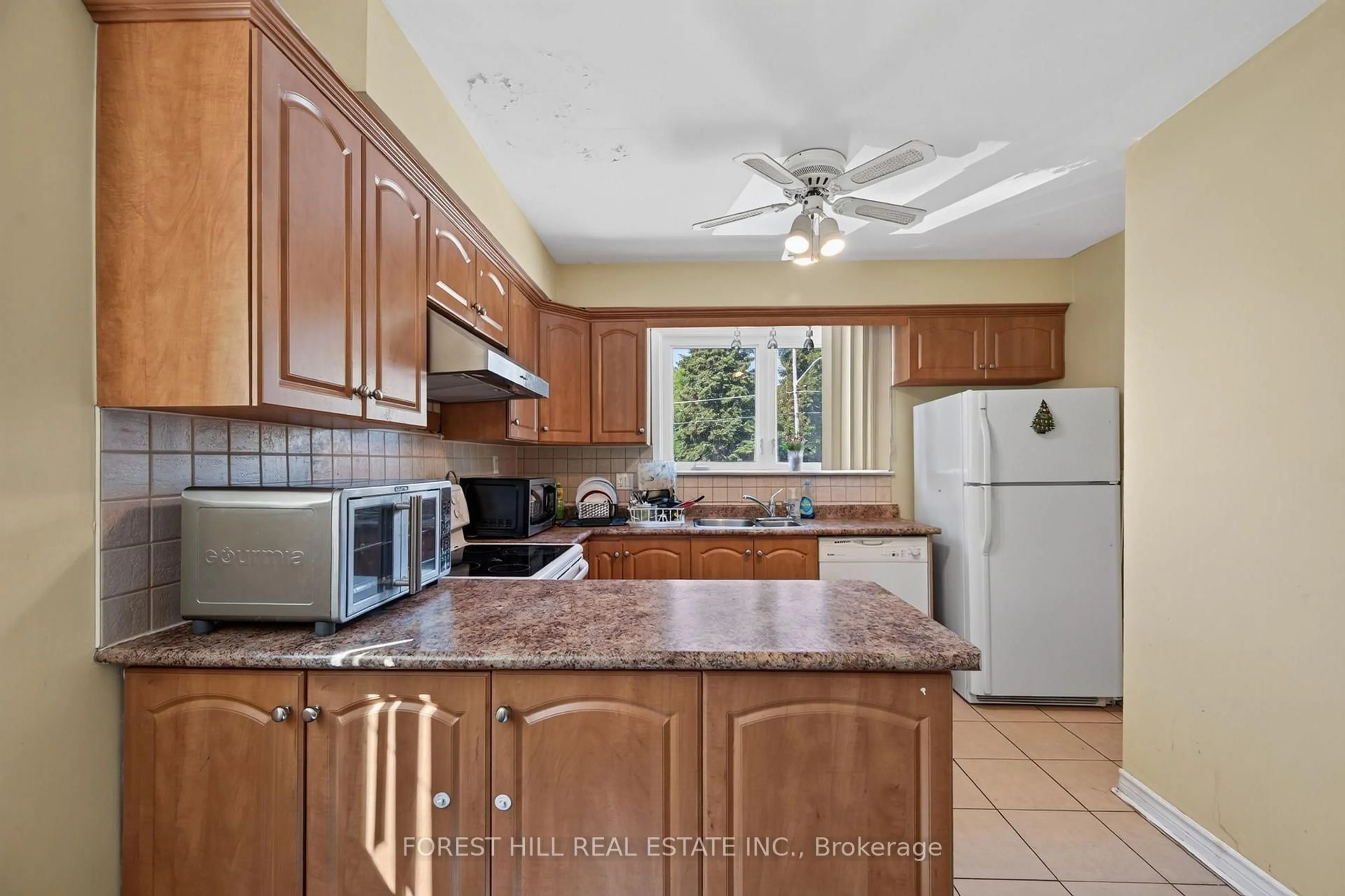 Standard kitchen, ceramic/tile floor for 361 Blue Grass Blvd, Richmond Hill Ontario L4C 3H3