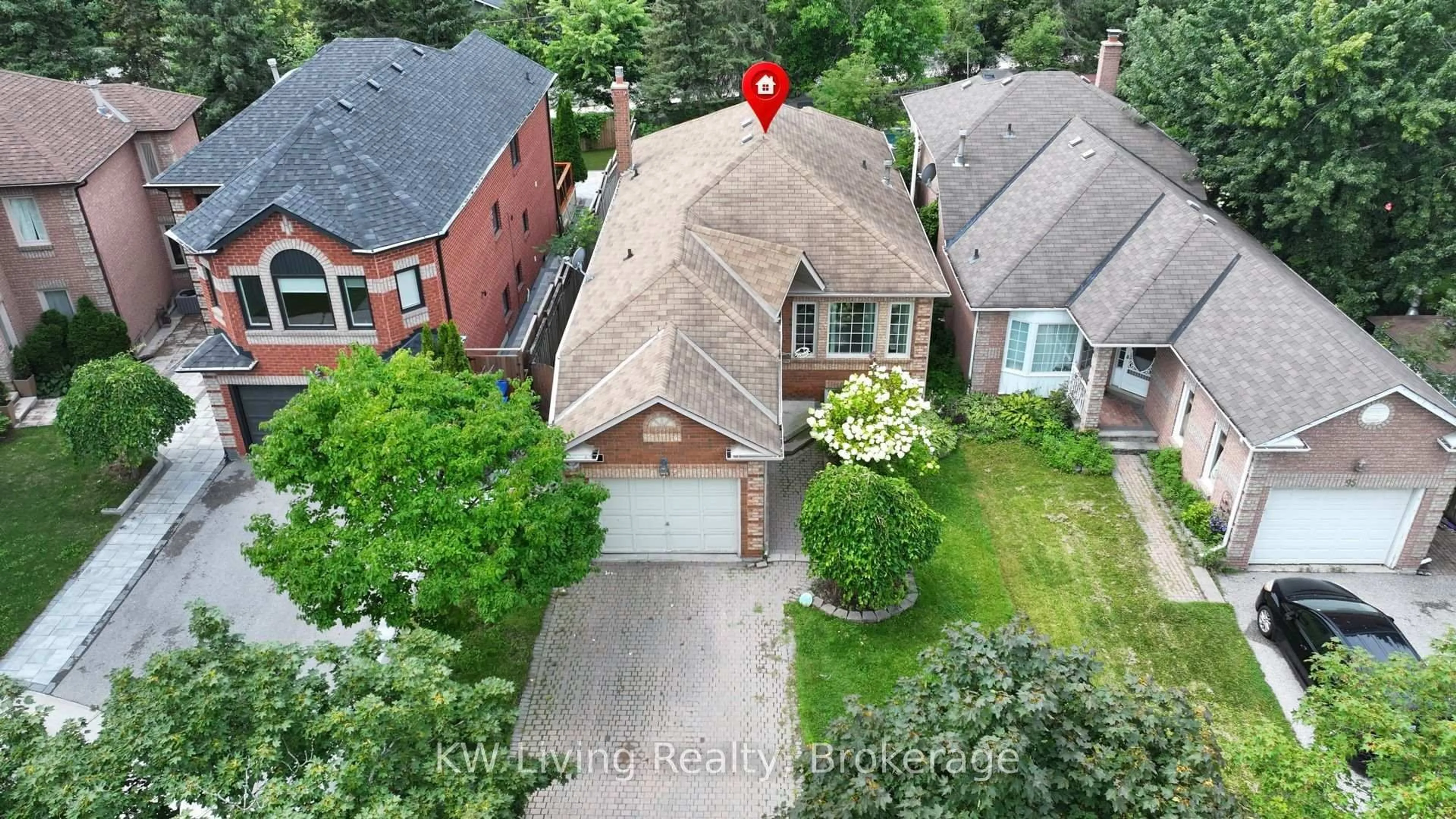 A pic from outside/outdoor area/front of a property/back of a property/a pic from drone, street for 93 Sunbird Blvd, Georgina Ontario L4P 3V8