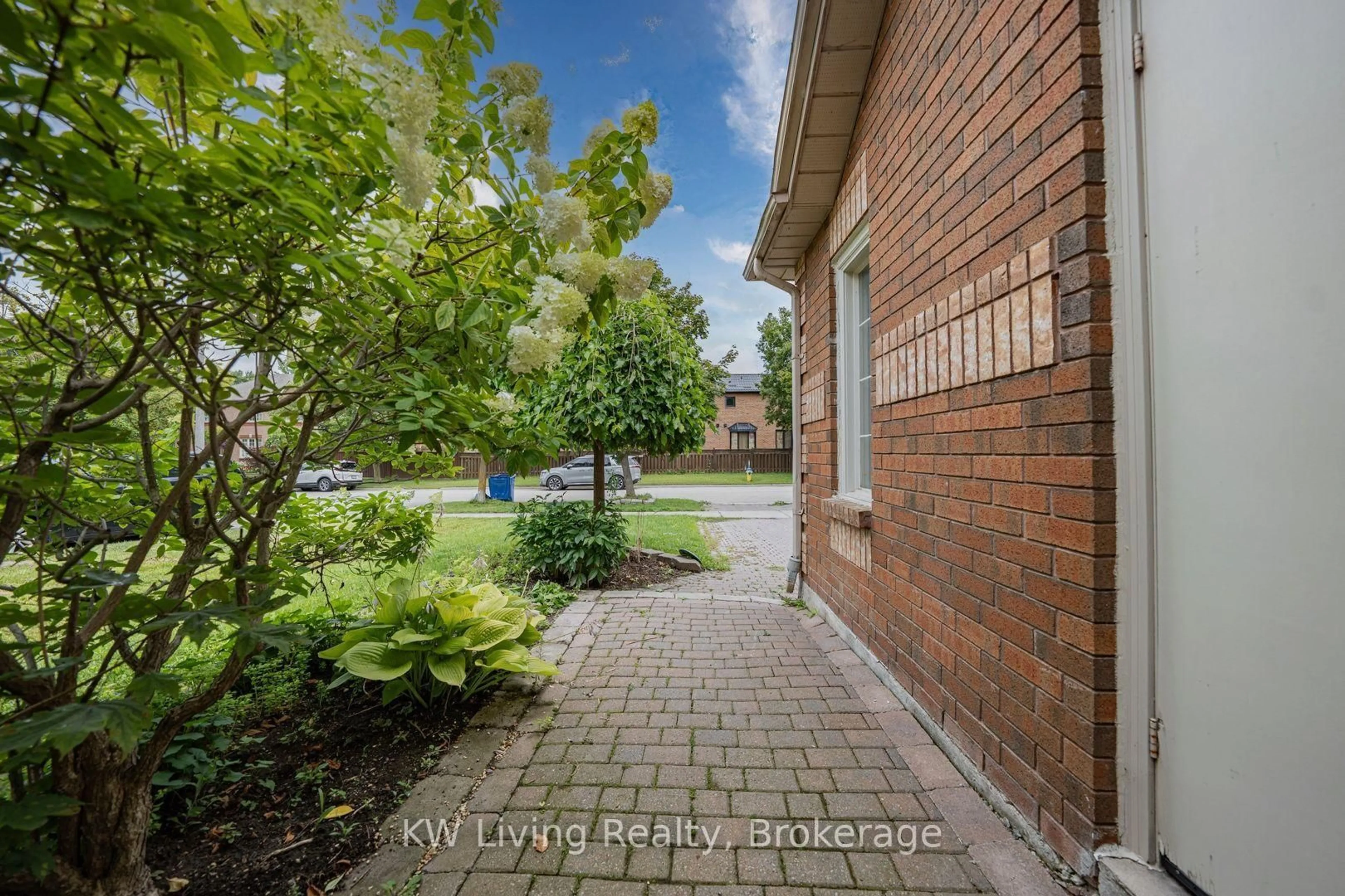 Patio, street for 93 Sunbird Blvd, Georgina Ontario L4P 3V8