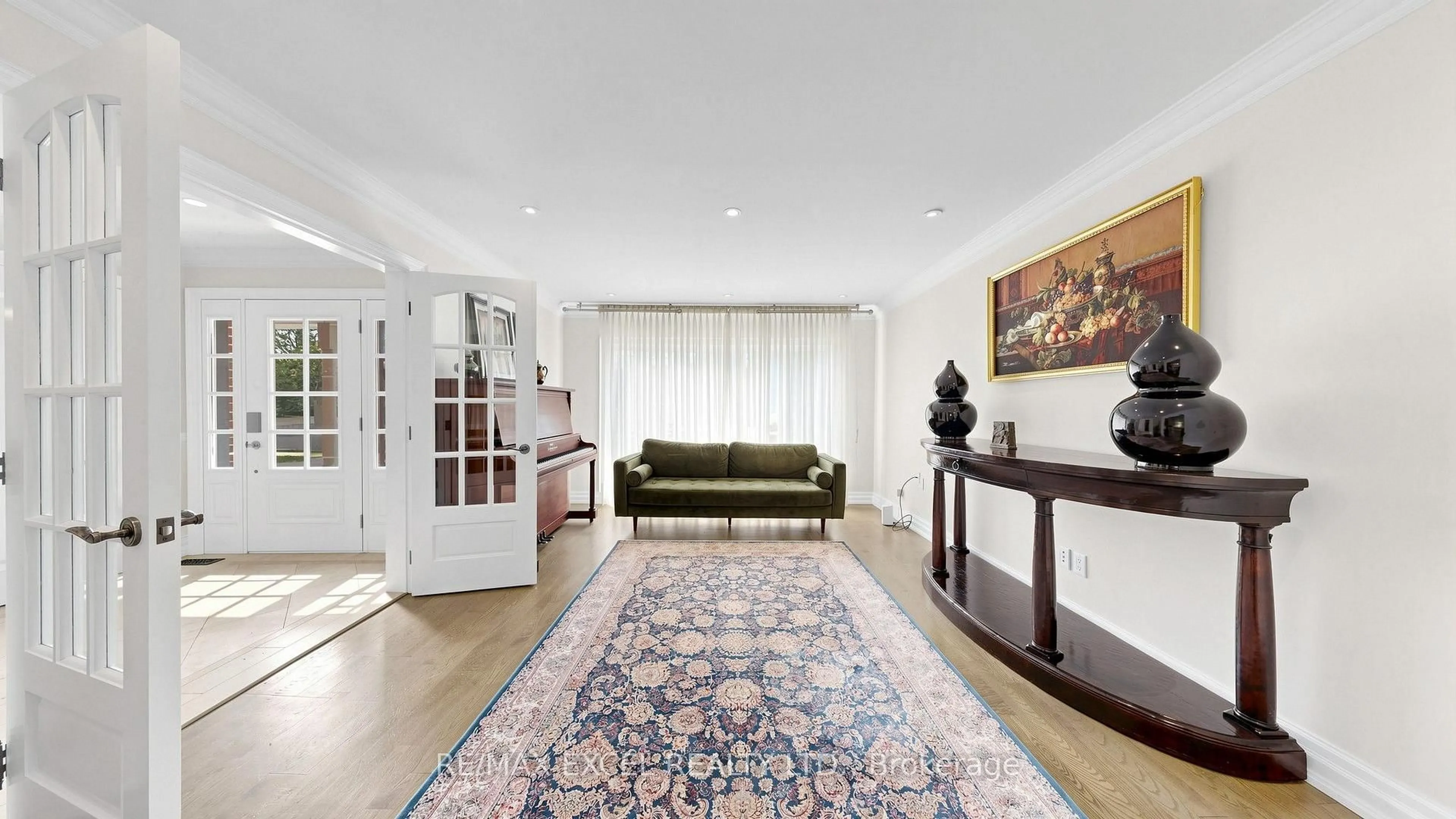 Living room with furniture, unknown for 42 Blackforest Dr, Richmond Hill Ontario L4E 2N6