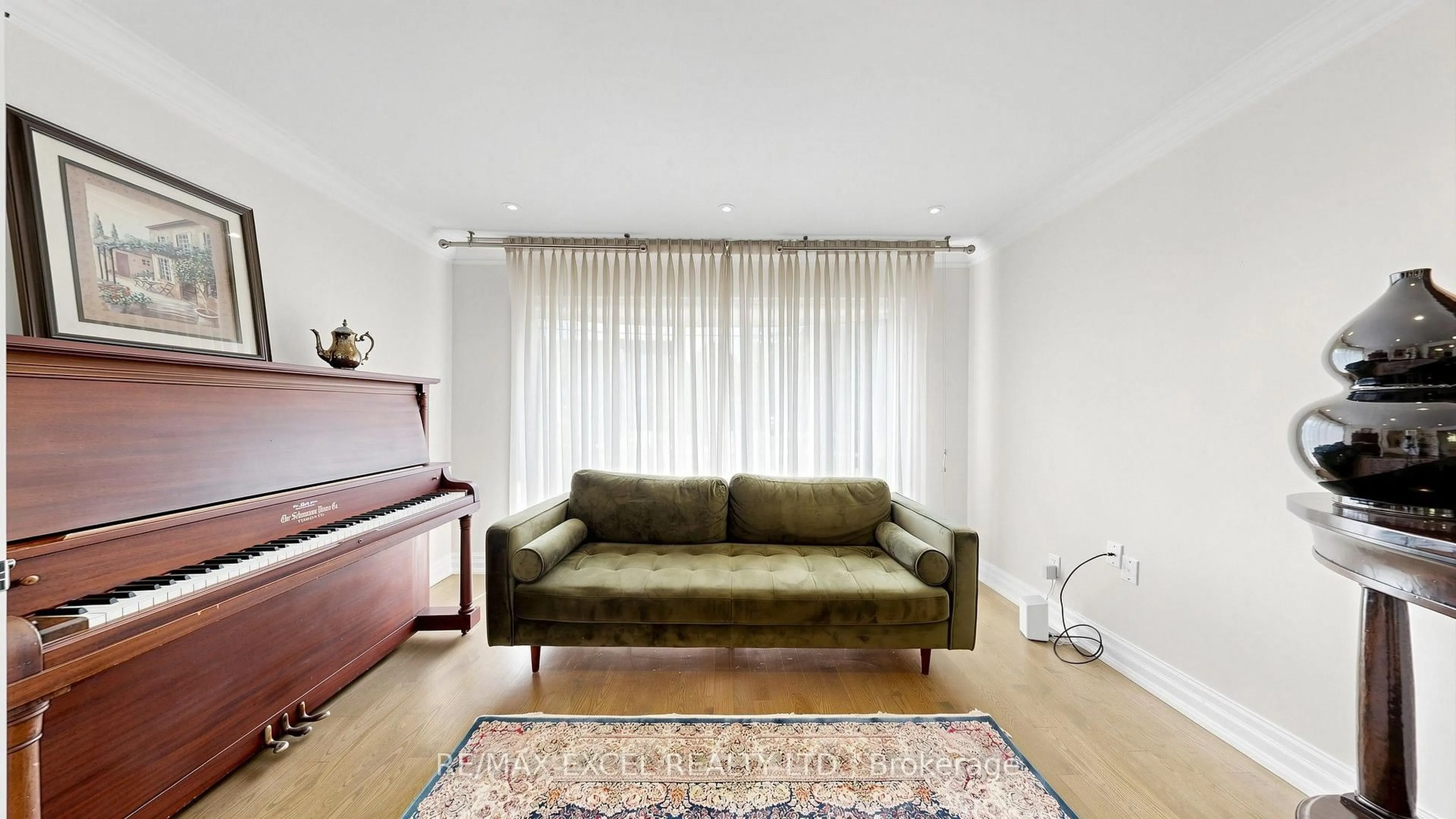Living room with furniture, unknown for 42 Blackforest Dr, Richmond Hill Ontario L4E 2N6